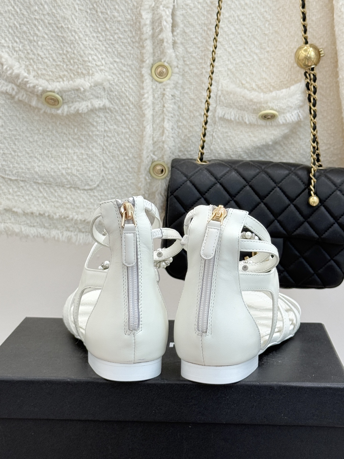 CHANE* ｜小香经典春夏山茶花珍珠粗跟凉鞋！ 这一季的凉鞋实在是太好看了吧！都是美眉们必不可少的出行