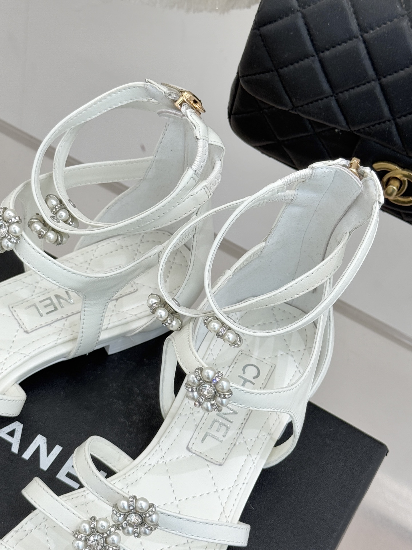 CHANE* ｜小香经典春夏山茶花珍珠粗跟凉鞋！ 这一季的凉鞋实在是太好看了吧！都是美眉们必不可少的出行