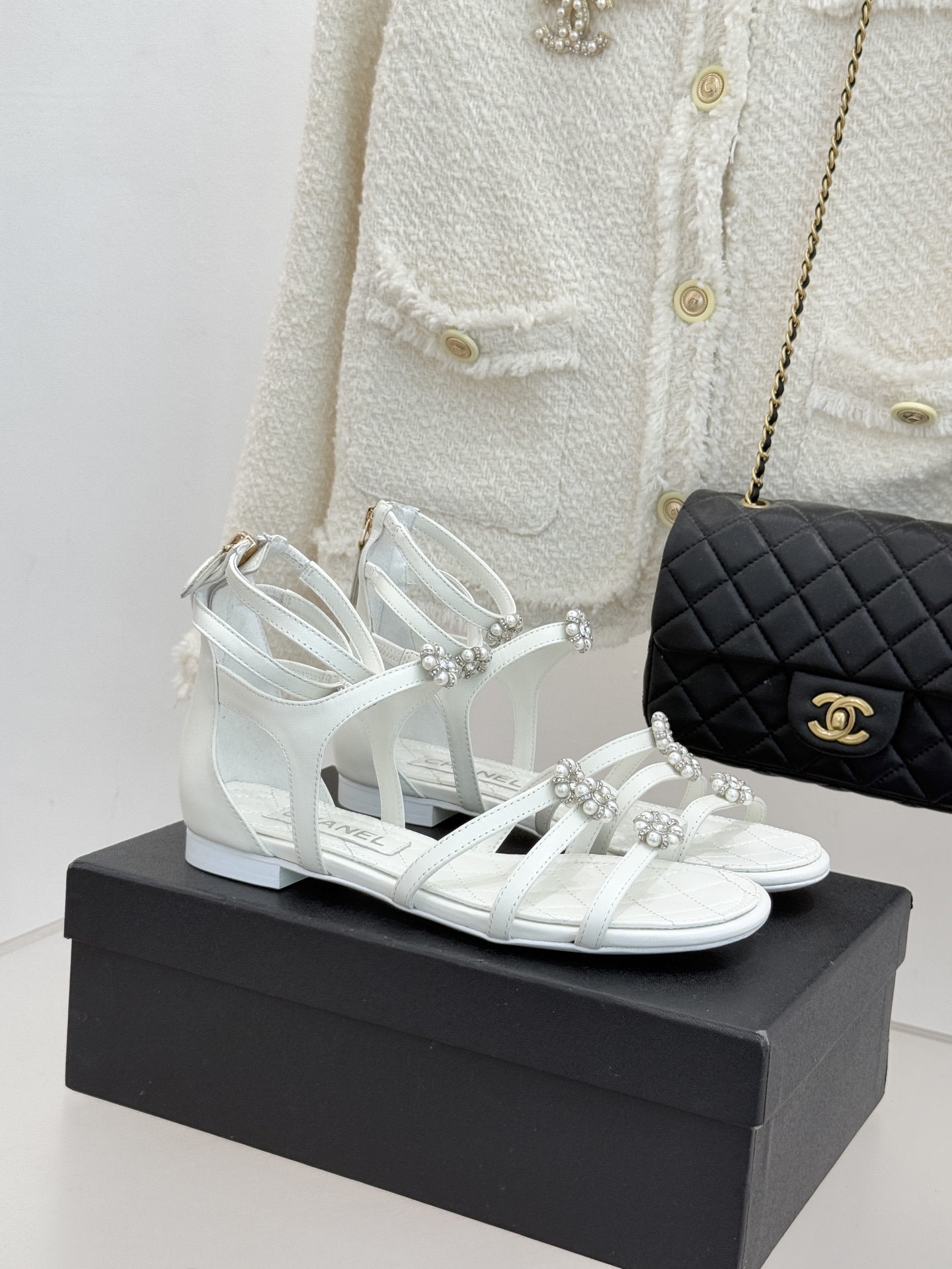 NO:722508,CHANE* | Xiaoxiang’s classic spring and summer camellia pearl thick heel sandals!  This season’s sandals are so pretty!  They are all must-have travel items for beauties. These sandals are very comfortable on the feet and very slimming. They are very eye-catching no matter how they are worn when traveling!  The upper is made of original customized material, the lining is imported mixed sheepskin, the Italian imported cowhide outsole Size35-39 (customized 40/41) No. 84920260226, sandals, chanel, sandals, cowhide, sheepskin19860909CHANE* ｜小香经典春夏山茶花 珍珠粗跟凉鞋！ 这一季的凉鞋实在是太好看了吧！ 都是美眉们必不可少的出行单品 此款凉鞋上脚非常的舒适 非常显瘦 出行旅游无论怎么搭配都非常亮眼！ 鞋面采用原版定制材质 内里进口混种羊皮 意大利进口牛皮大底 Size35-39（40/41定制） 编号84920260226,凉鞋,chanel,sandals,cowhide,sheepskin,Women's Shoes