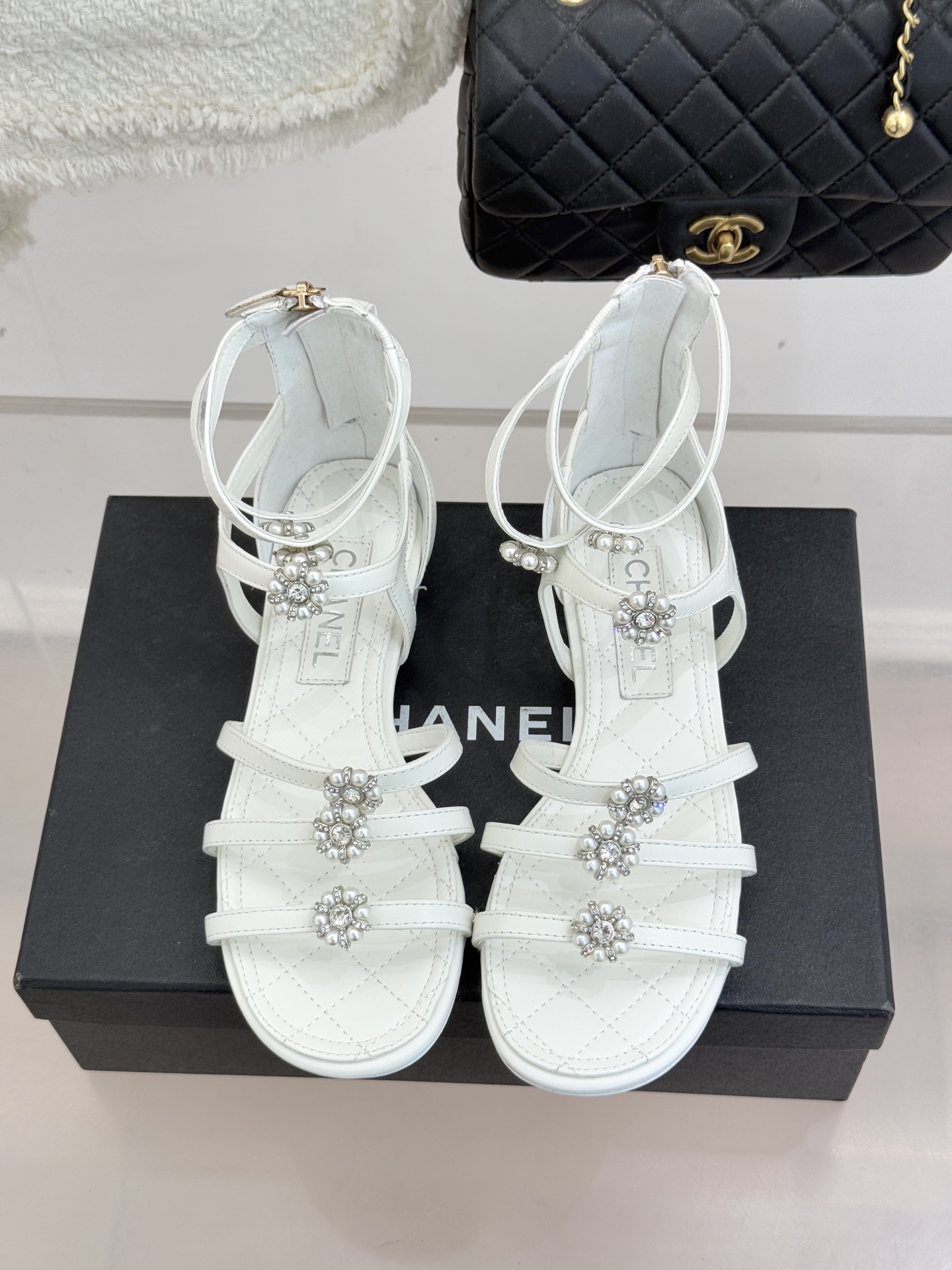 CHANE* ｜小香经典春夏山茶花珍珠粗跟凉鞋！ 这一季的凉鞋实在是太好看了吧！都是美眉们必不可少的出行