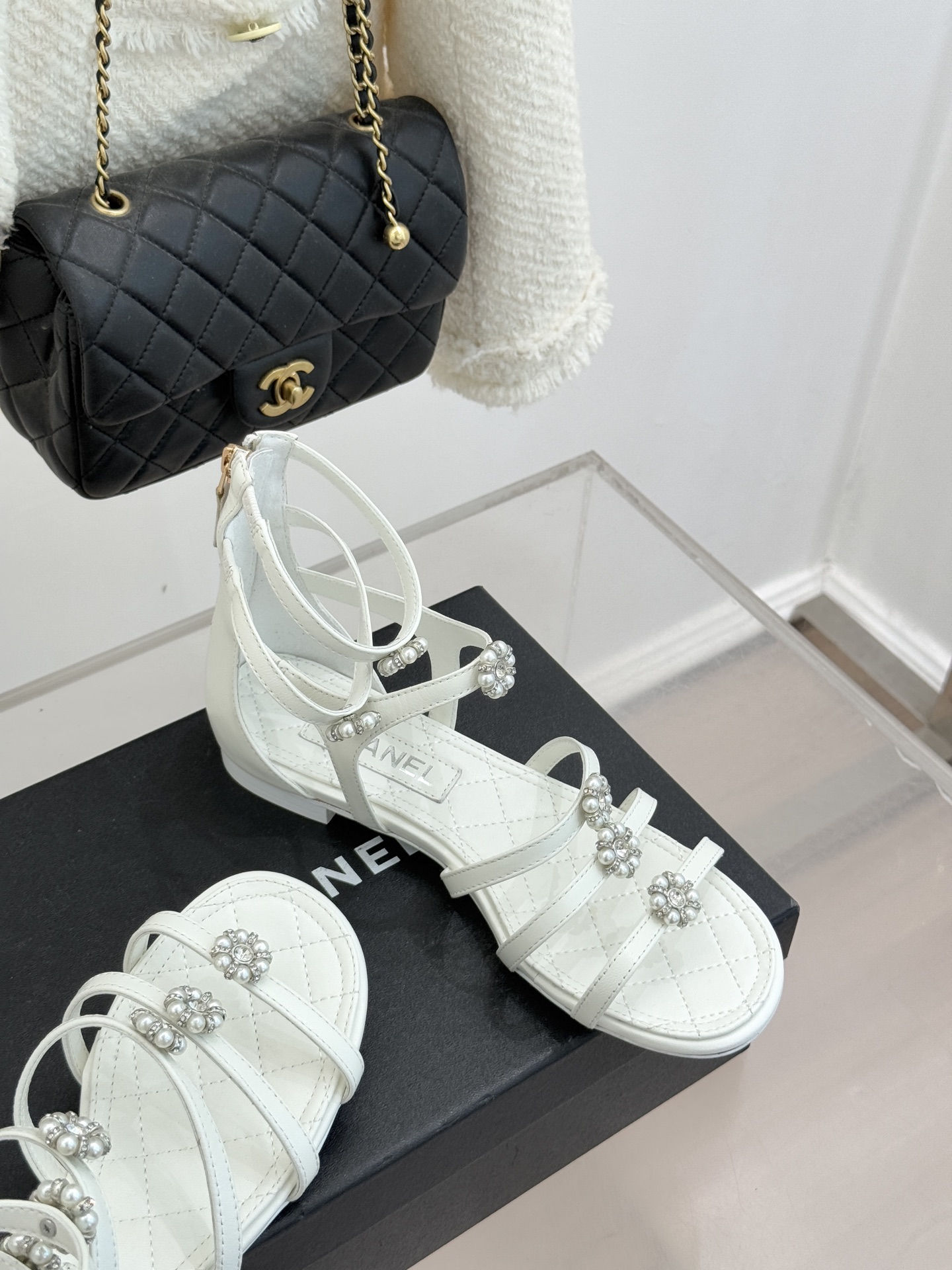 CHANE* ｜小香经典春夏山茶花珍珠粗跟凉鞋！ 这一季的凉鞋实在是太好看了吧！都是美眉们必不可少的出行