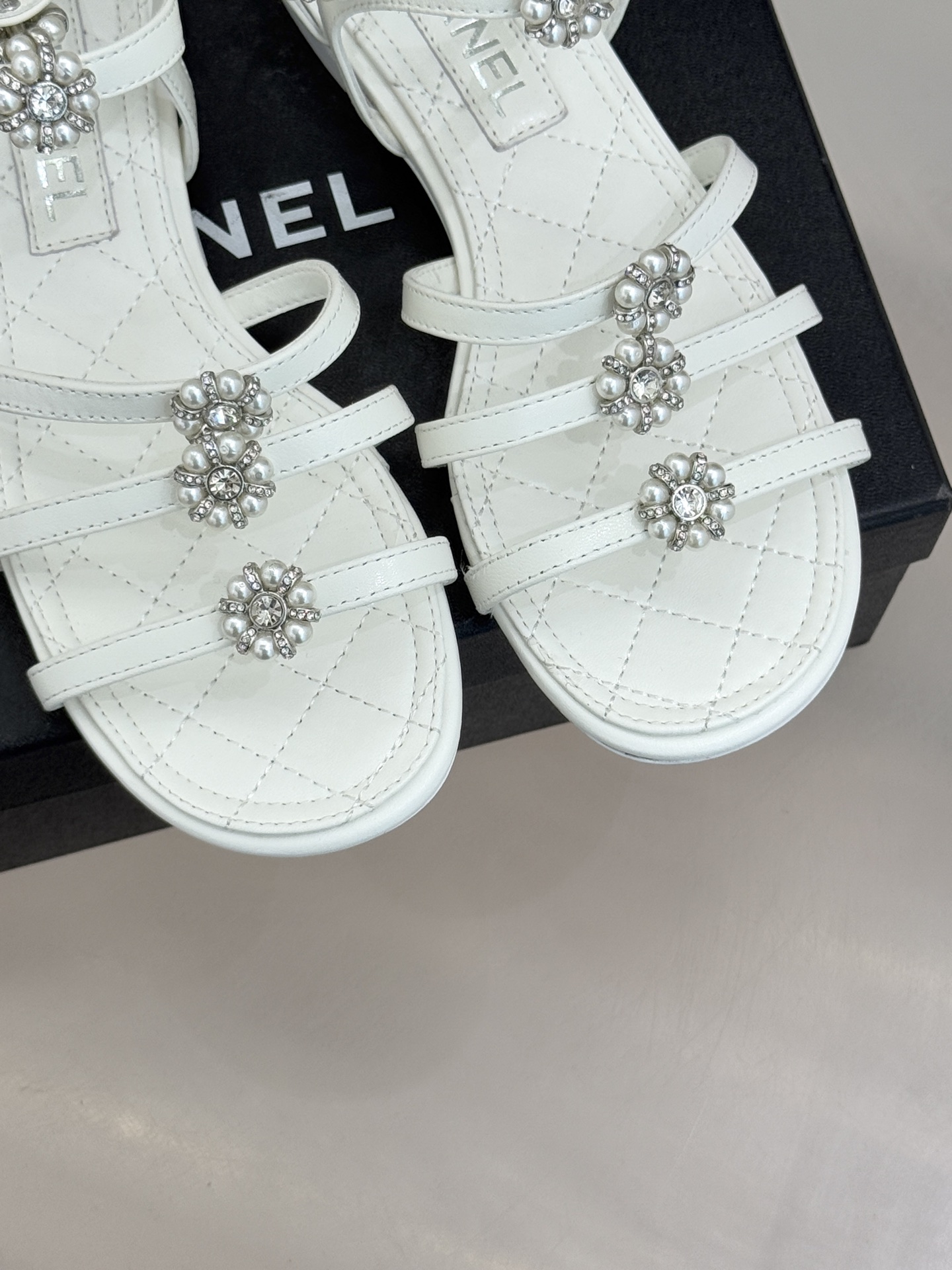 CHANE* ｜小香经典春夏山茶花珍珠粗跟凉鞋！ 这一季的凉鞋实在是太好看了吧！都是美眉们必不可少的出行