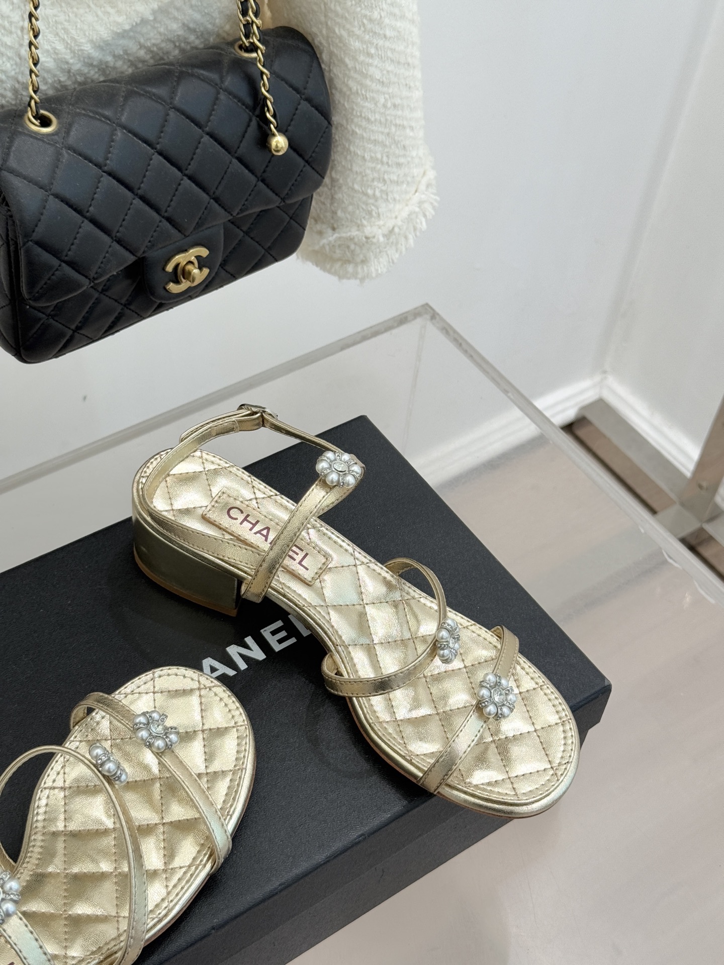 CHANE* ｜小香经典春夏山茶花珍珠粗跟凉鞋！ 这一季的凉鞋实在是太好看了吧！都是美眉们必不可少的出行