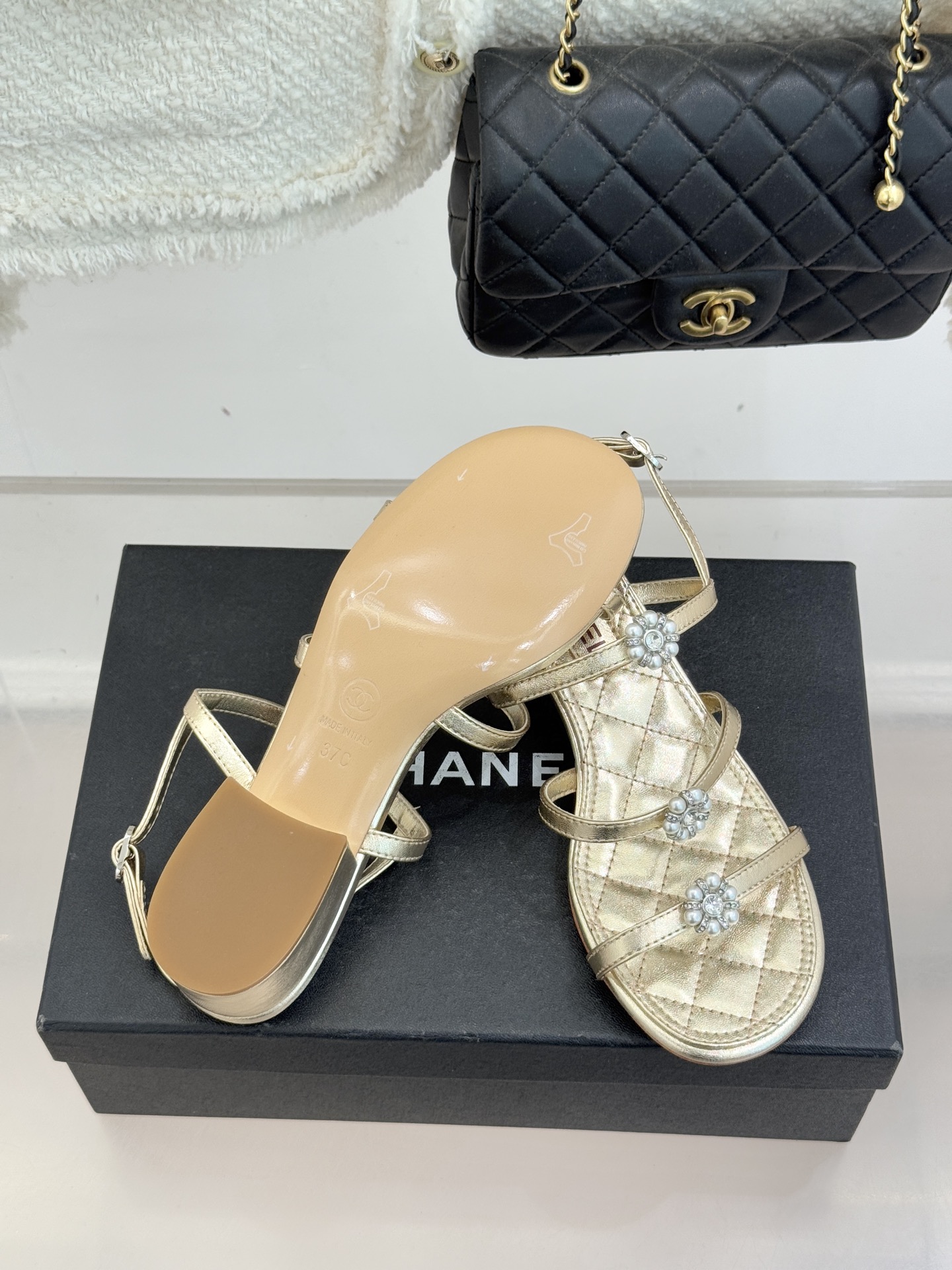 CHANE* ｜小香经典春夏山茶花珍珠粗跟凉鞋！ 这一季的凉鞋实在是太好看了吧！都是美眉们必不可少的出行