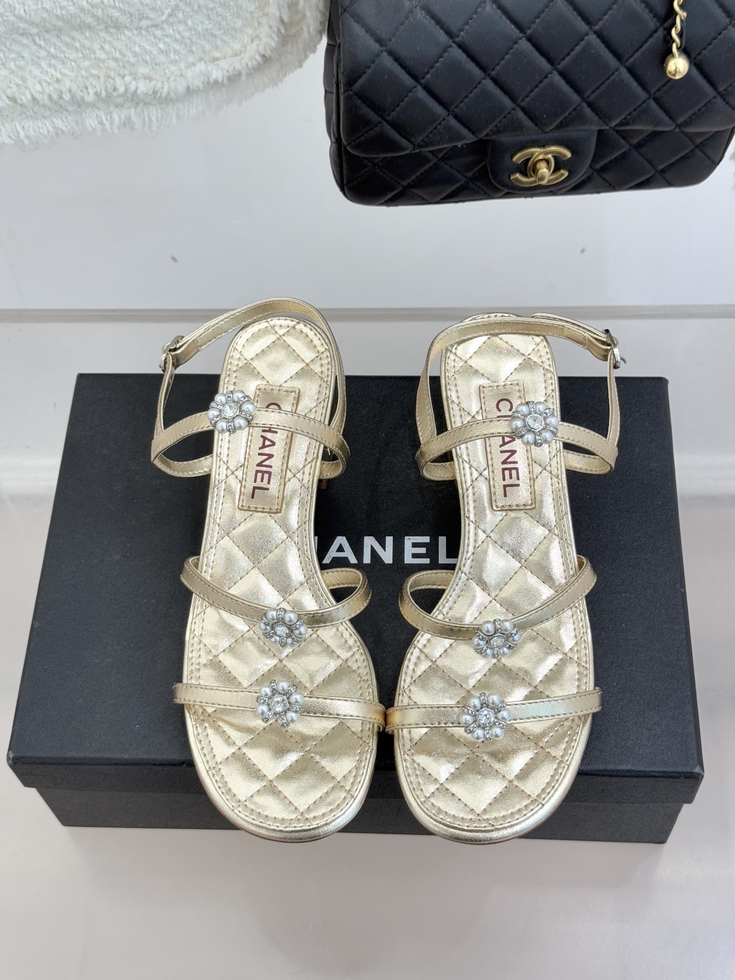 CHANE* ｜小香经典春夏山茶花珍珠粗跟凉鞋！ 这一季的凉鞋实在是太好看了吧！都是美眉们必不可少的出行