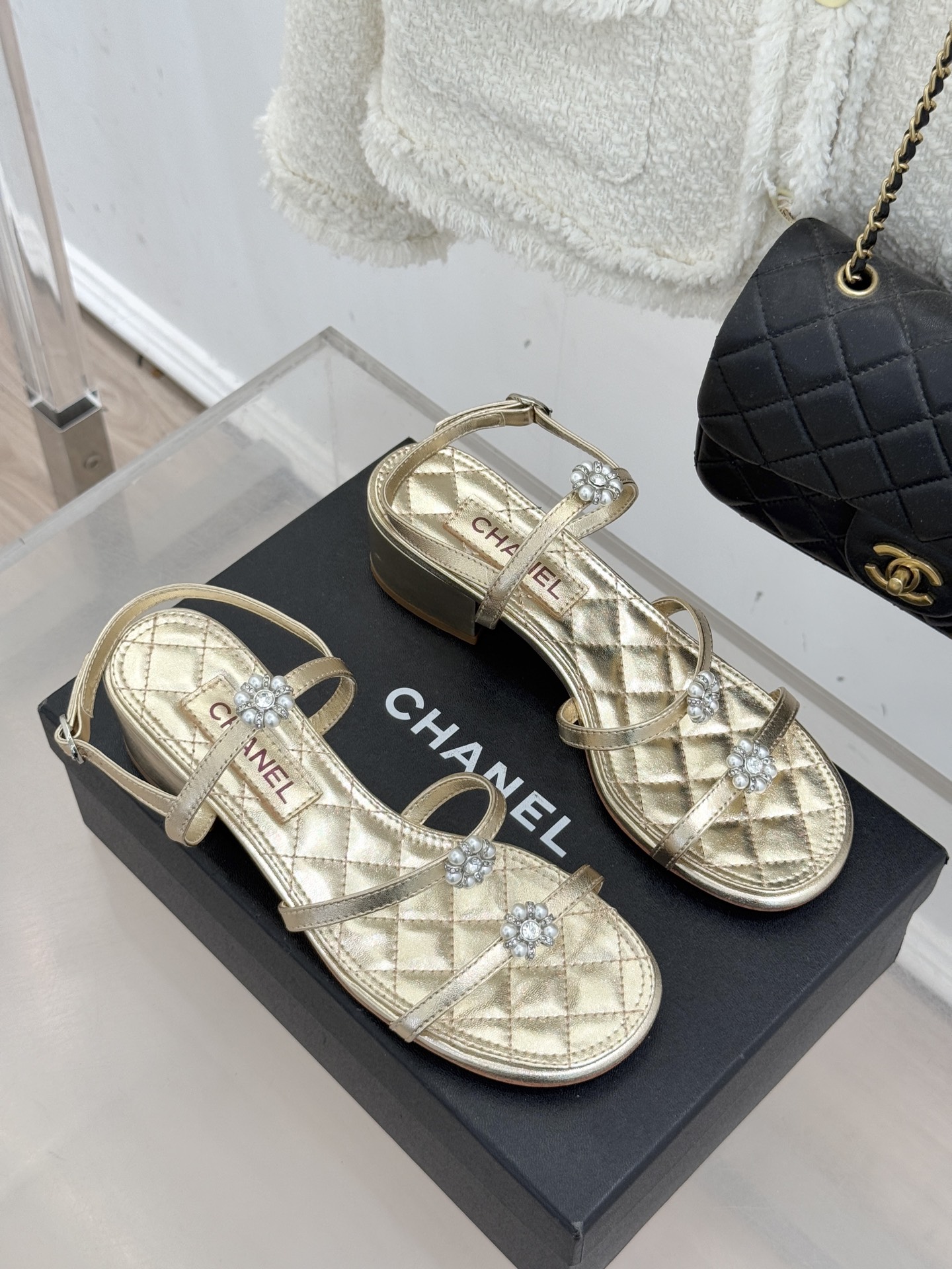 CHANE* ｜小香经典春夏山茶花珍珠粗跟凉鞋！ 这一季的凉鞋实在是太好看了吧！都是美眉们必不可少的出行