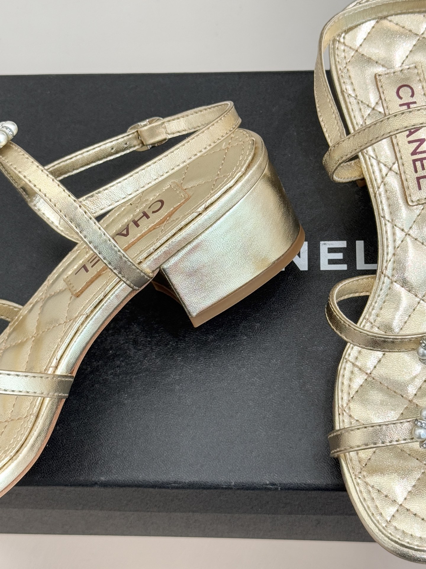 CHANE* ｜小香经典春夏山茶花珍珠粗跟凉鞋！ 这一季的凉鞋实在是太好看了吧！都是美眉们必不可少的出行