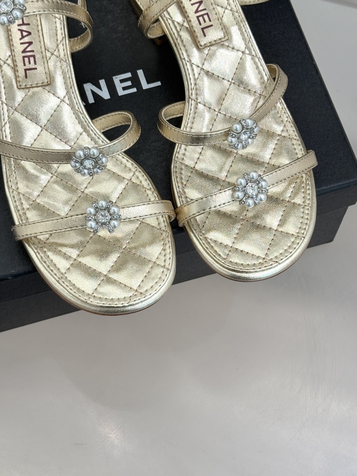 CHANE* ｜小香经典春夏山茶花珍珠粗跟凉鞋！ 这一季的凉鞋实在是太好看了吧！都是美眉们必不可少的出行