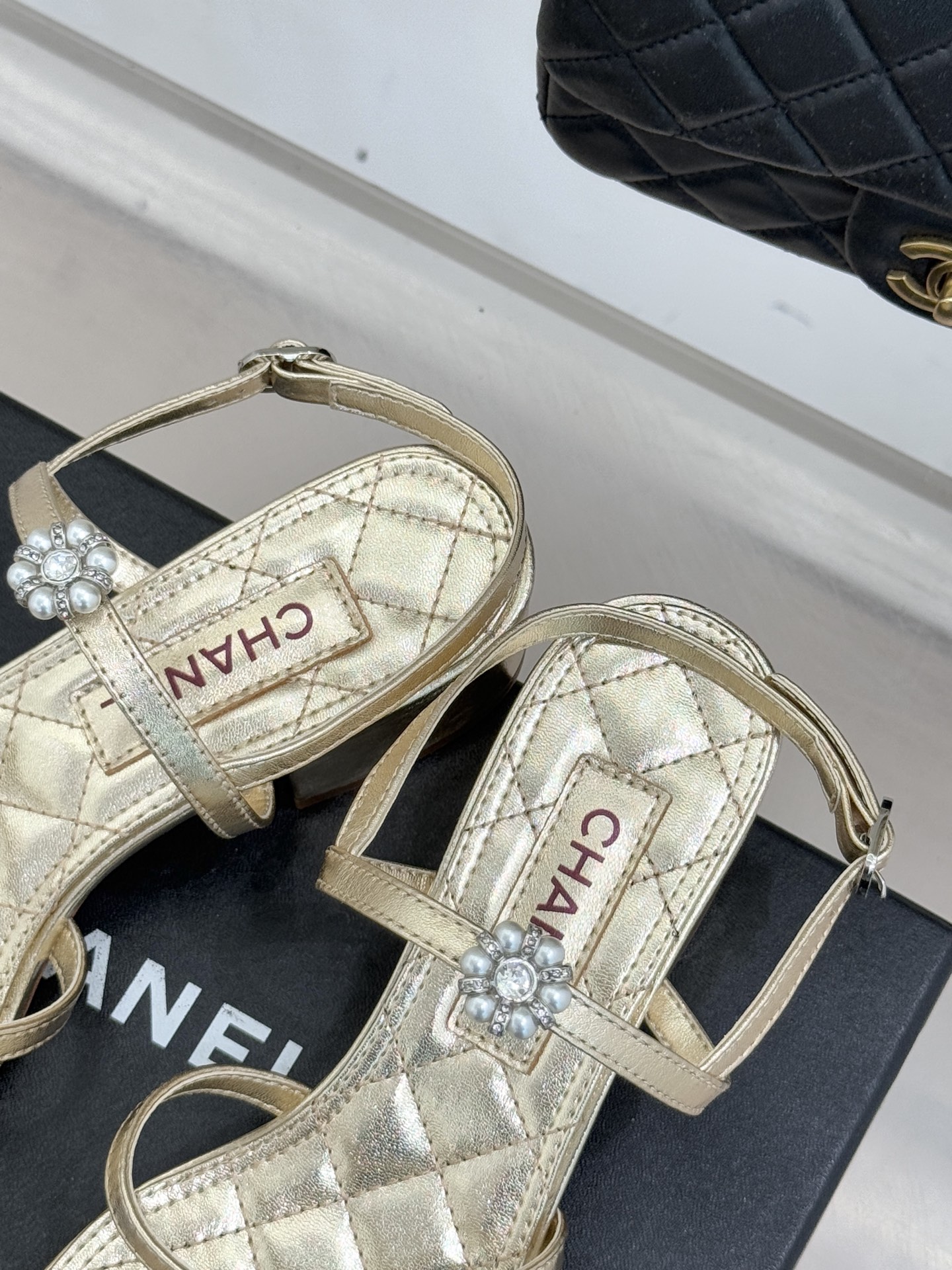 CHANE* ｜小香经典春夏山茶花珍珠粗跟凉鞋！ 这一季的凉鞋实在是太好看了吧！都是美眉们必不可少的出行