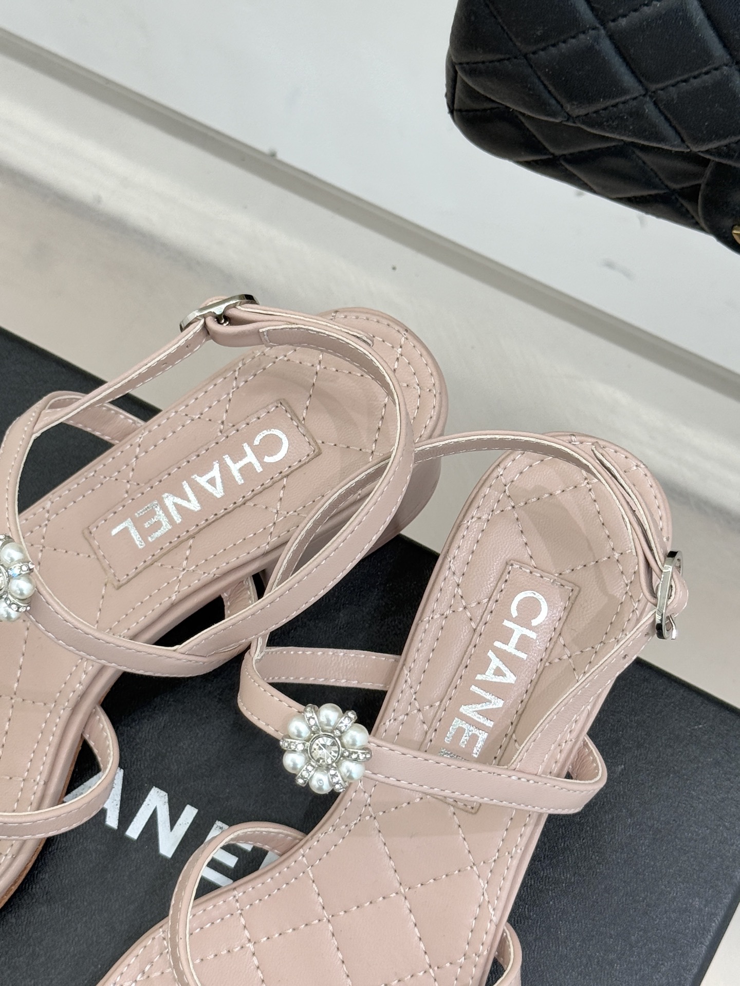 CHANE* ｜小香经典春夏山茶花珍珠粗跟凉鞋！ 这一季的凉鞋实在是太好看了吧！都是美眉们必不可少的出行