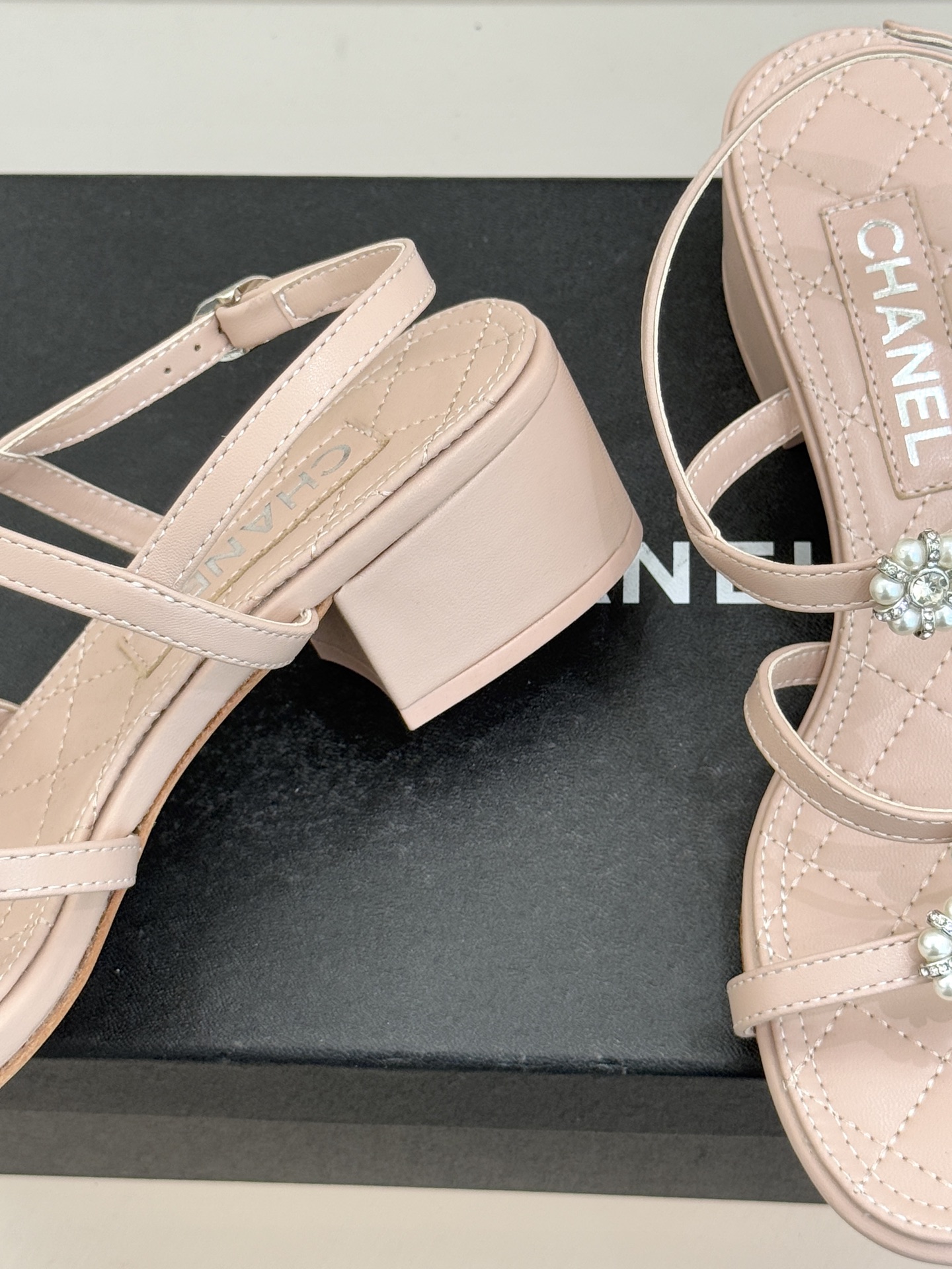 CHANE* ｜小香经典春夏山茶花珍珠粗跟凉鞋！ 这一季的凉鞋实在是太好看了吧！都是美眉们必不可少的出行