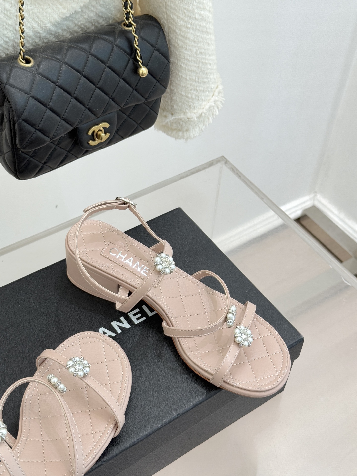 CHANE* ｜小香经典春夏山茶花珍珠粗跟凉鞋！ 这一季的凉鞋实在是太好看了吧！都是美眉们必不可少的出行