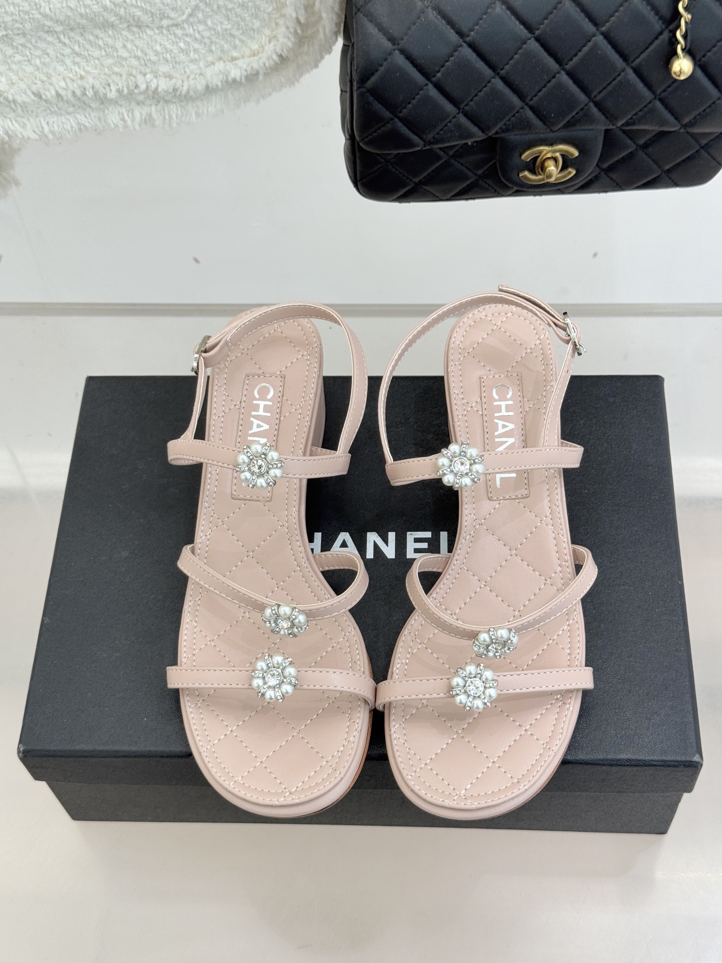 CHANE* ｜小香经典春夏山茶花珍珠粗跟凉鞋！ 这一季的凉鞋实在是太好看了吧！都是美眉们必不可少的出行