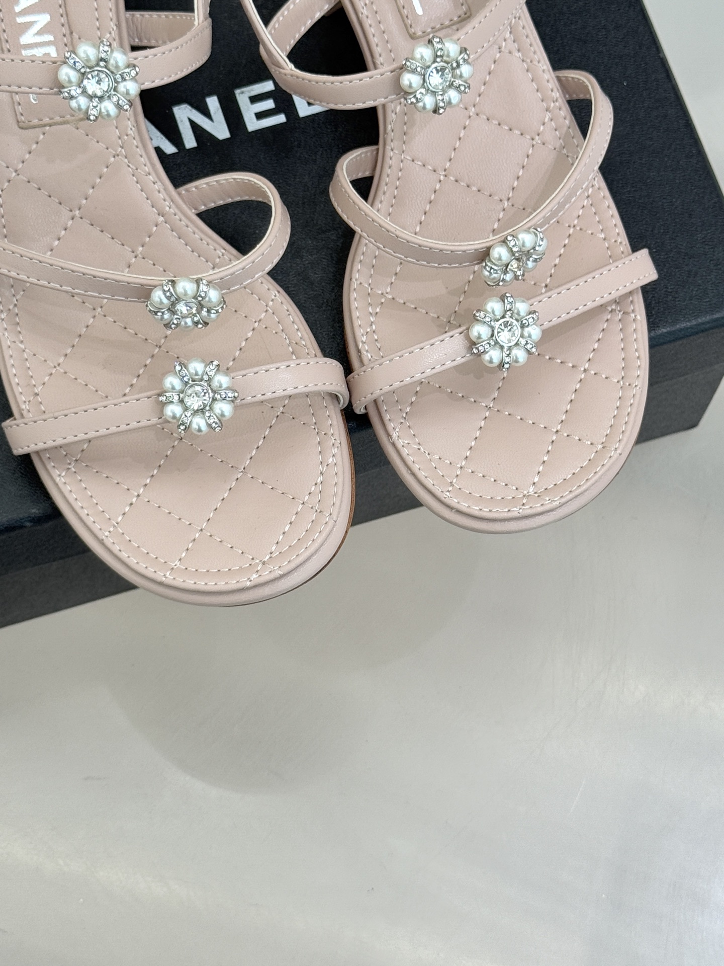 CHANE* ｜小香经典春夏山茶花珍珠粗跟凉鞋！ 这一季的凉鞋实在是太好看了吧！都是美眉们必不可少的出行