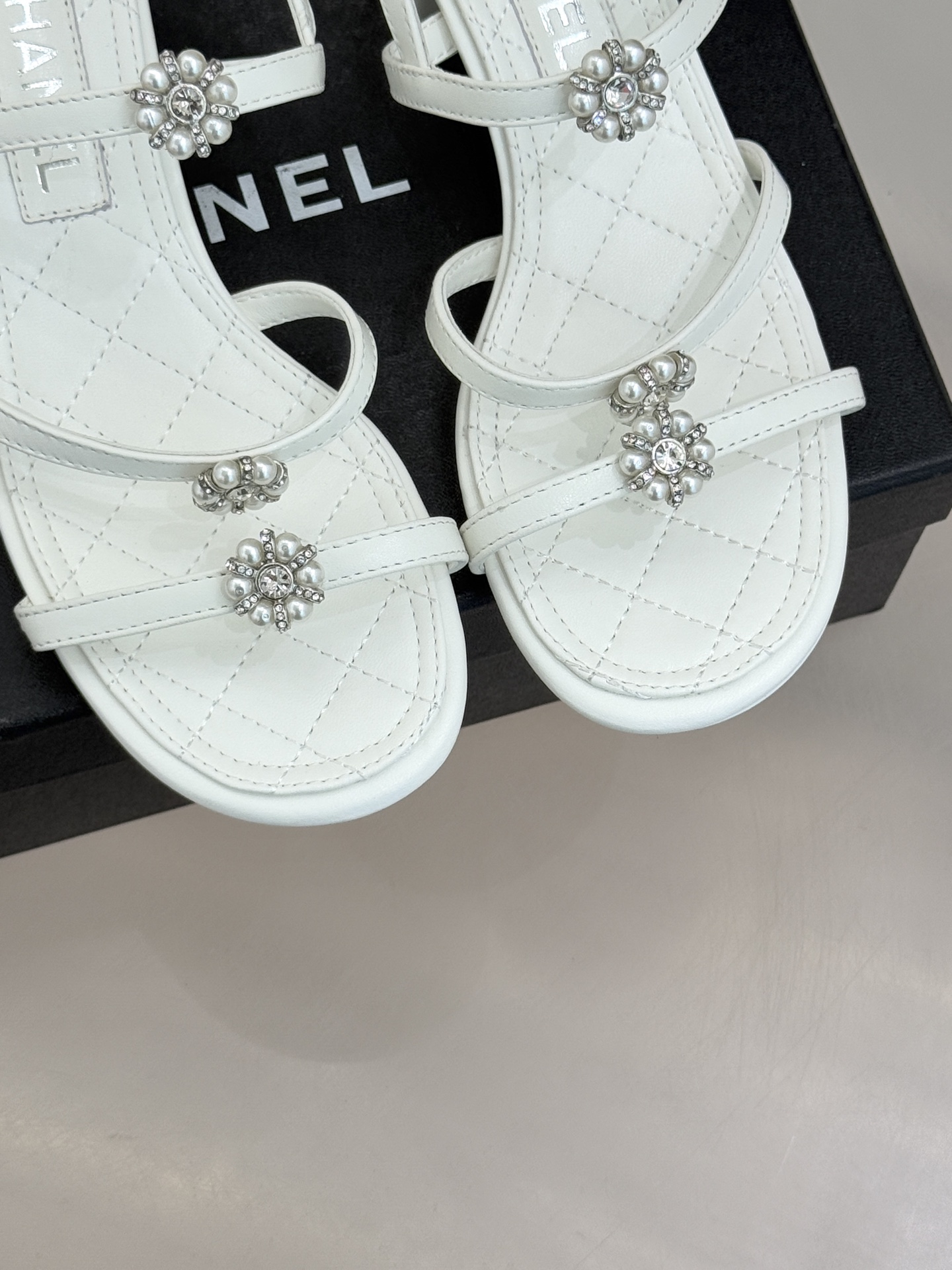 CHANE* ｜小香经典春夏山茶花珍珠粗跟凉鞋！ 这一季的凉鞋实在是太好看了吧！都是美眉们必不可少的出行