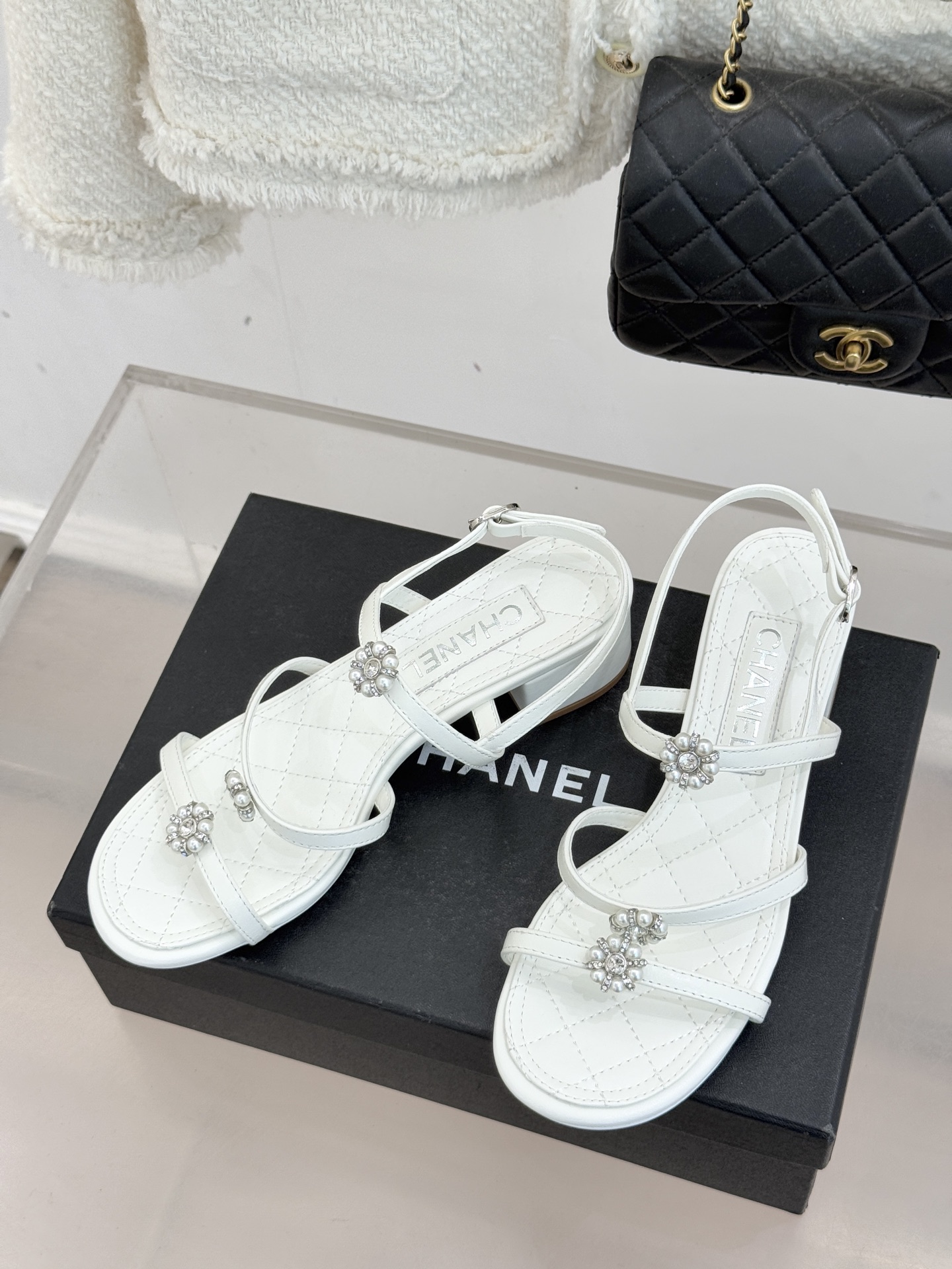 CHANE* ｜小香经典春夏山茶花珍珠粗跟凉鞋！ 这一季的凉鞋实在是太好看了吧！都是美眉们必不可少的出行