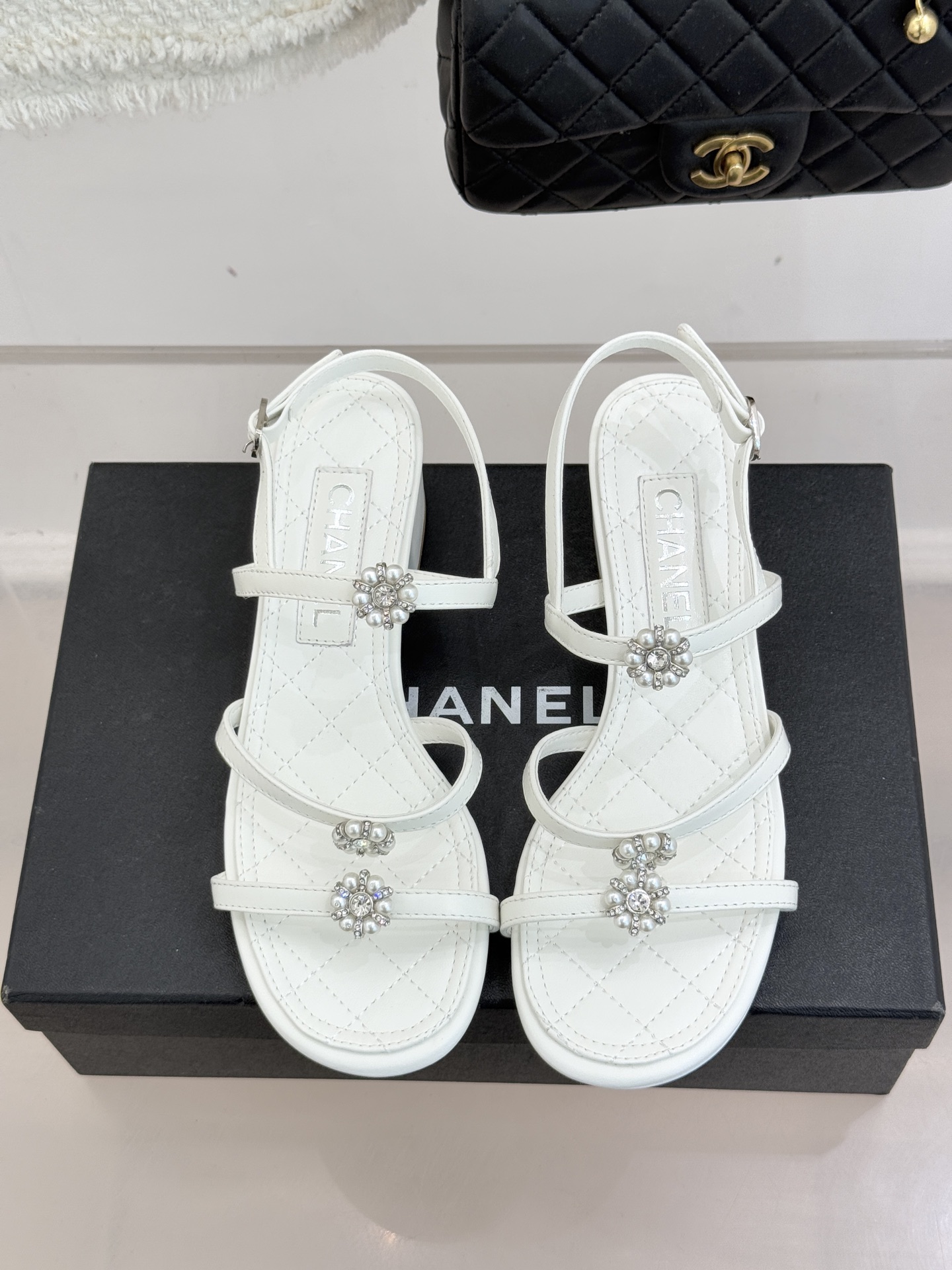 CHANE* ｜小香经典春夏山茶花珍珠粗跟凉鞋！ 这一季的凉鞋实在是太好看了吧！都是美眉们必不可少的出行