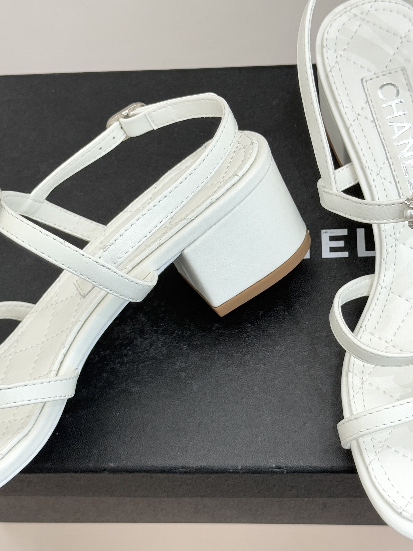 CHANE* ｜小香经典春夏山茶花珍珠粗跟凉鞋！ 这一季的凉鞋实在是太好看了吧！都是美眉们必不可少的出行