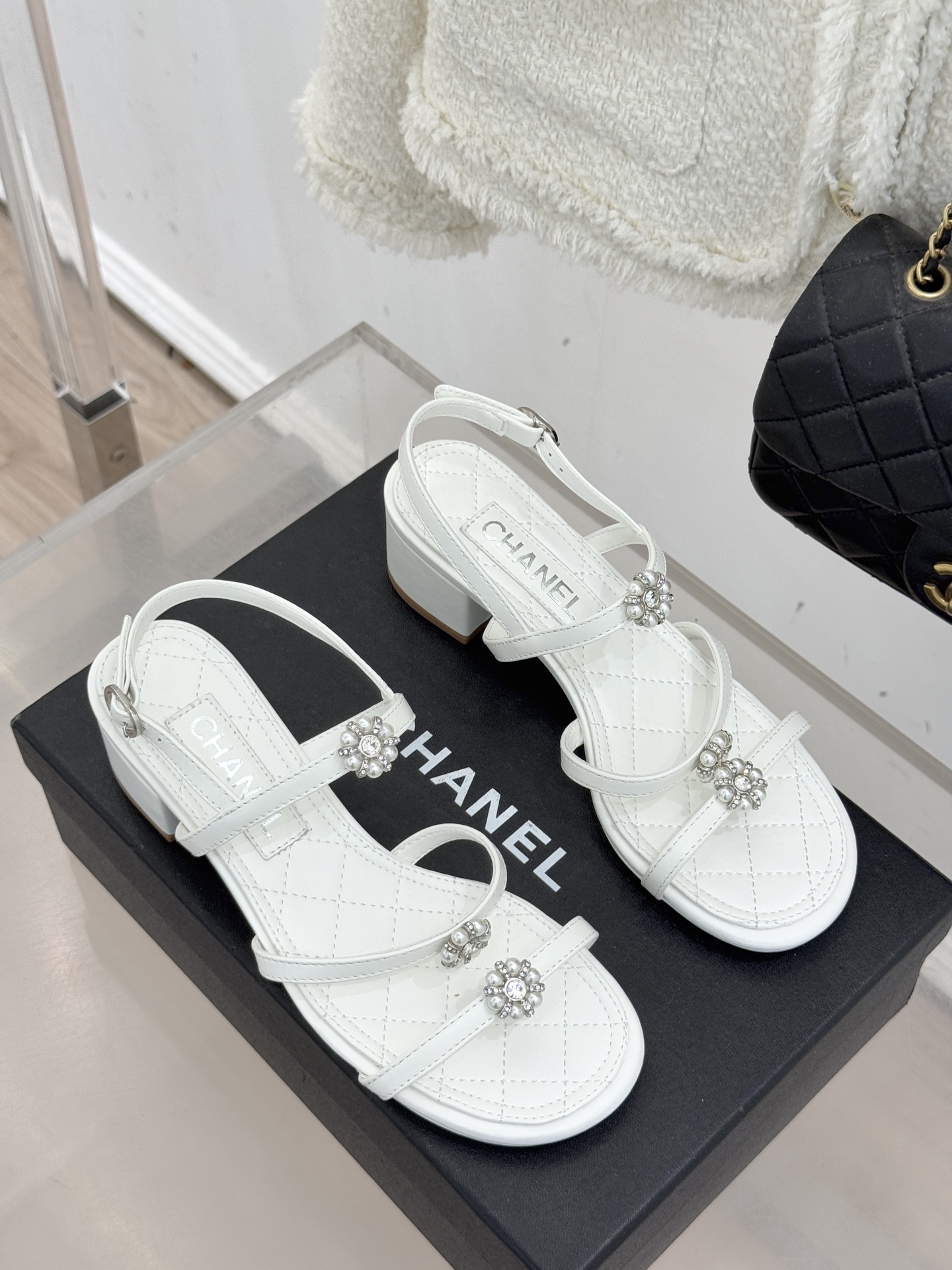 CHANE* ｜小香经典春夏山茶花珍珠粗跟凉鞋！ 这一季的凉鞋实在是太好看了吧！都是美眉们必不可少的出行