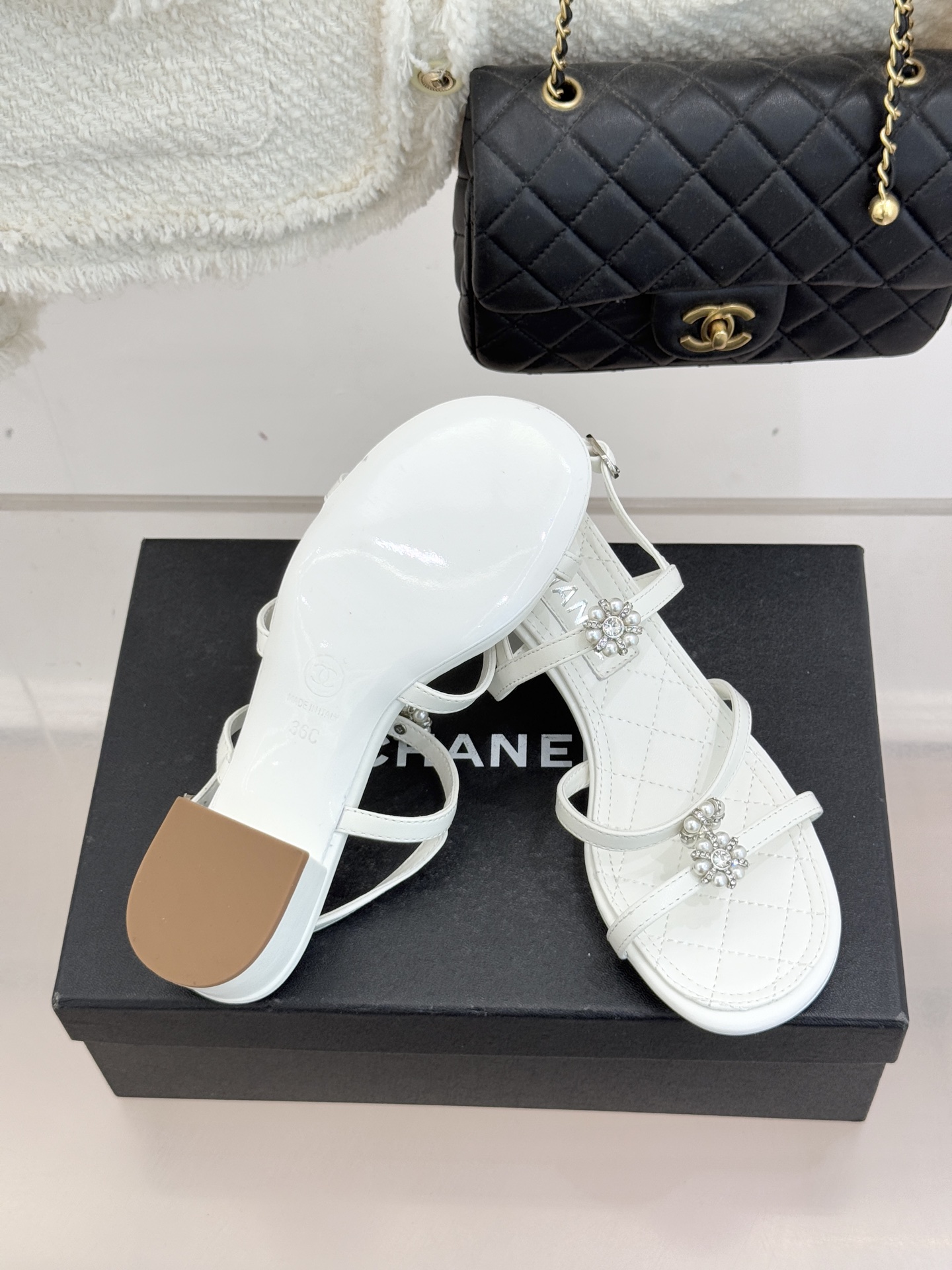 CHANE* ｜小香经典春夏山茶花珍珠粗跟凉鞋！ 这一季的凉鞋实在是太好看了吧！都是美眉们必不可少的出行