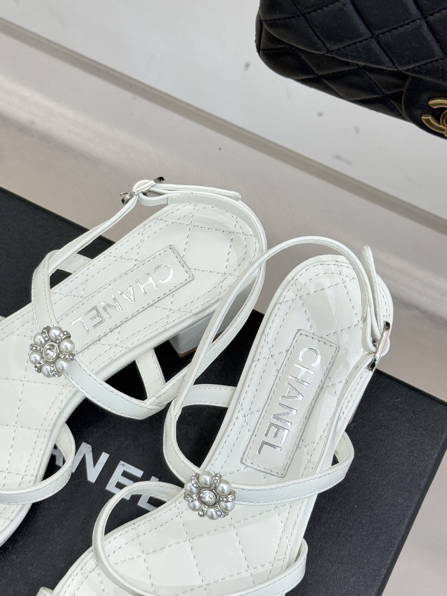 CHANE* ｜小香经典春夏山茶花珍珠粗跟凉鞋！ 这一季的凉鞋实在是太好看了吧！都是美眉们必不可少的出行