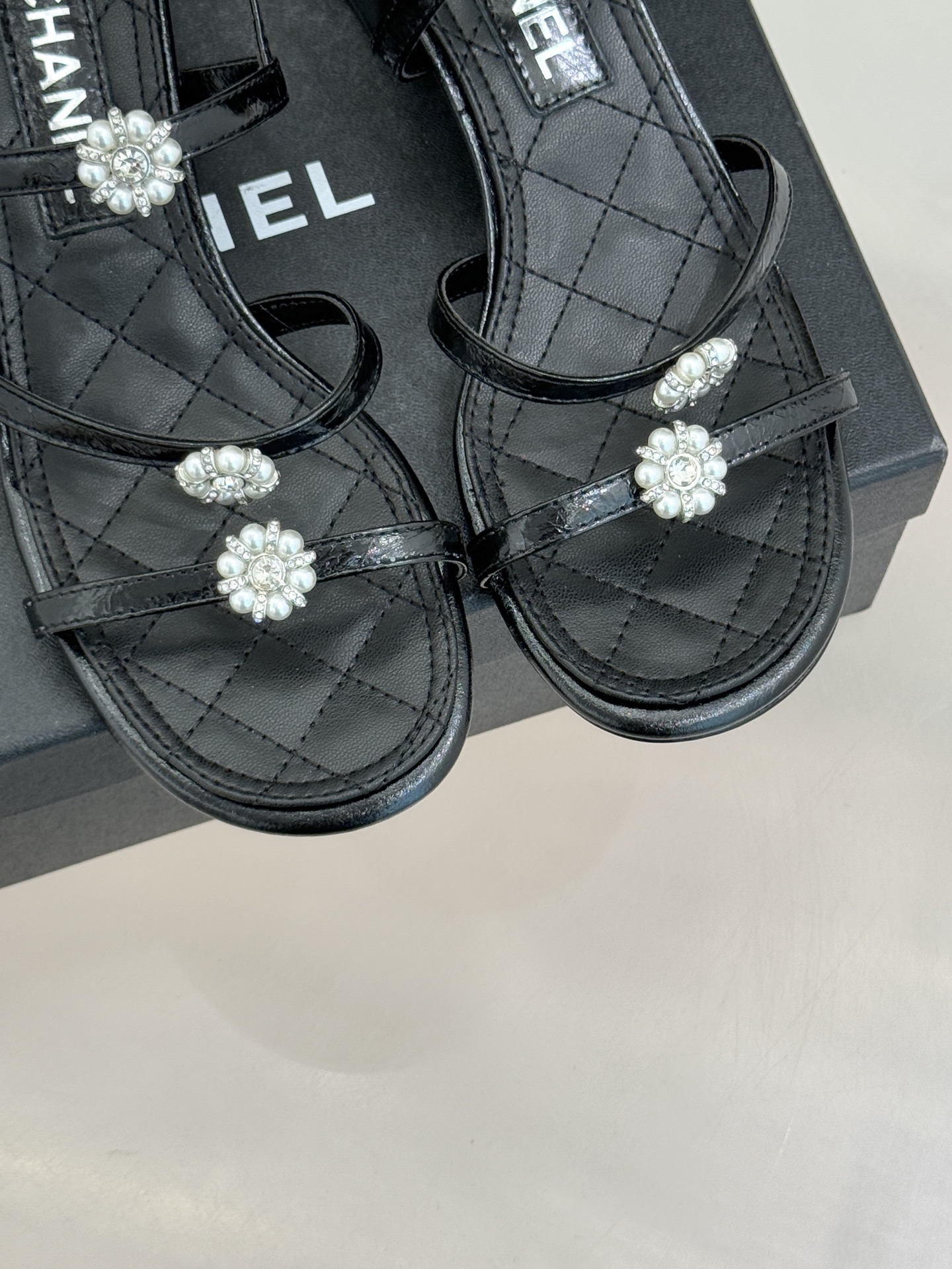 CHANE* ｜小香经典春夏山茶花珍珠粗跟凉鞋！ 这一季的凉鞋实在是太好看了吧！都是美眉们必不可少的出行