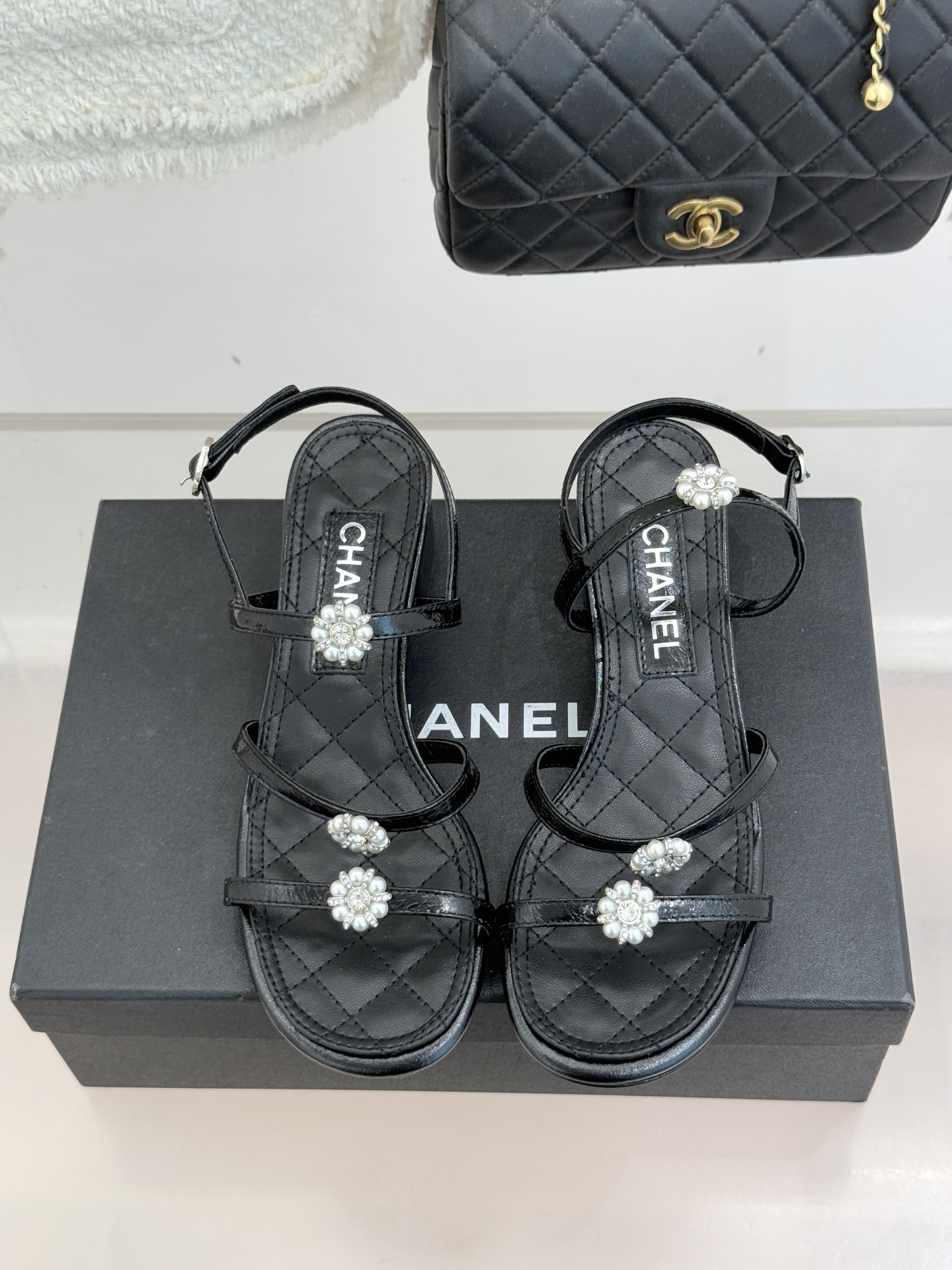 CHANE* ｜小香经典春夏山茶花珍珠粗跟凉鞋！ 这一季的凉鞋实在是太好看了吧！都是美眉们必不可少的出行