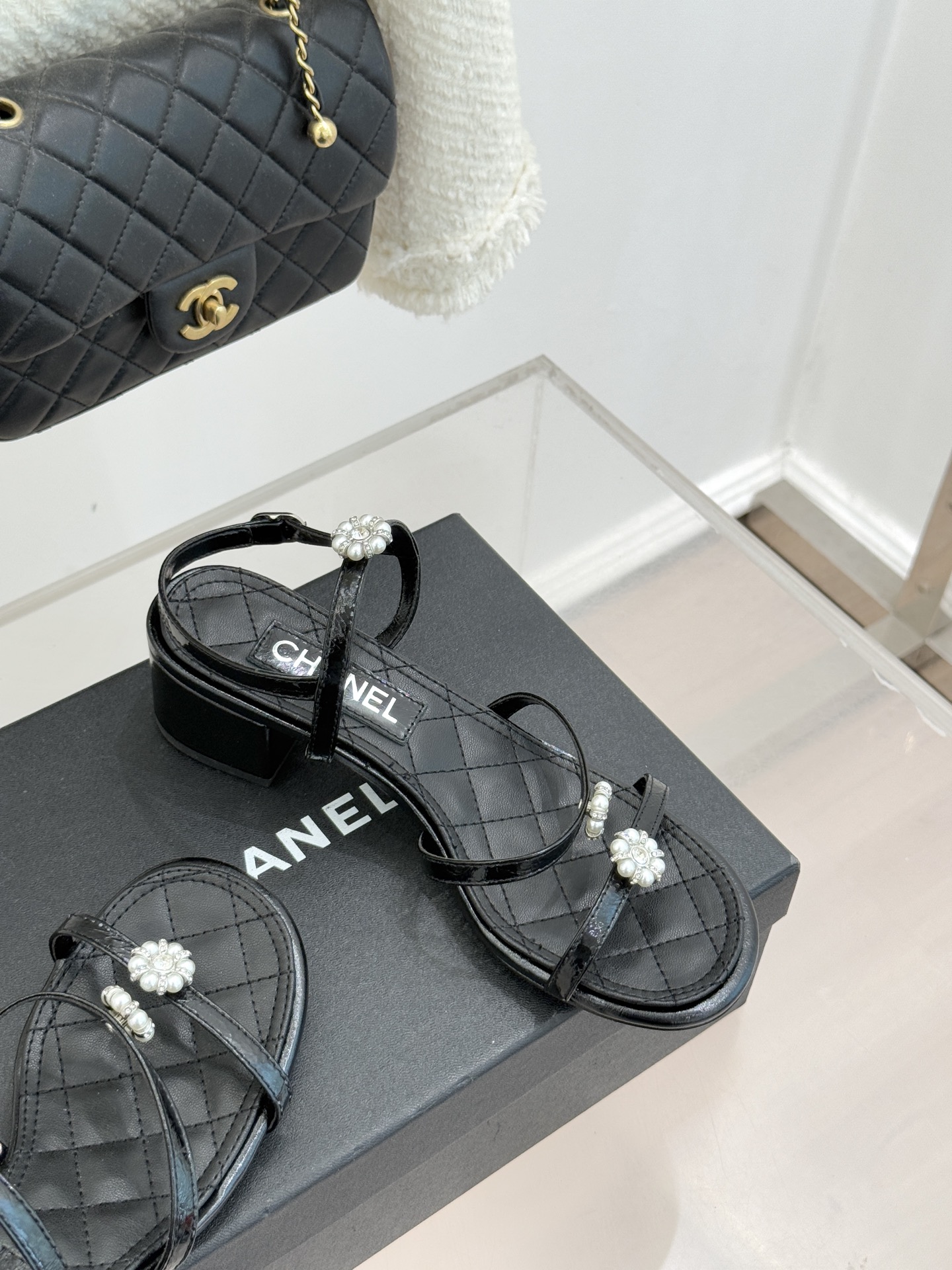 CHANE* ｜小香经典春夏山茶花珍珠粗跟凉鞋！ 这一季的凉鞋实在是太好看了吧！都是美眉们必不可少的出行