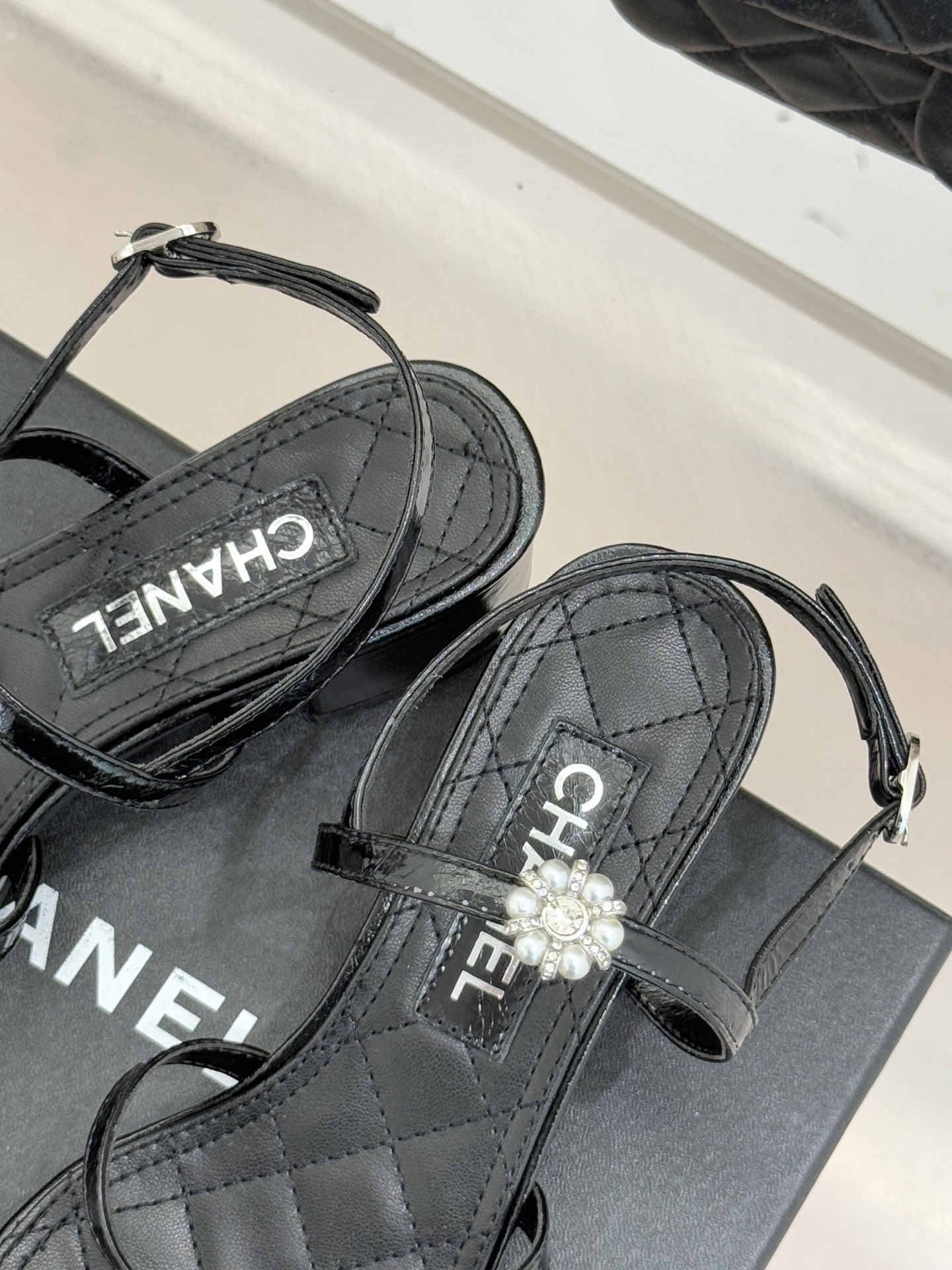 CHANE* ｜小香经典春夏山茶花珍珠粗跟凉鞋！ 这一季的凉鞋实在是太好看了吧！都是美眉们必不可少的出行