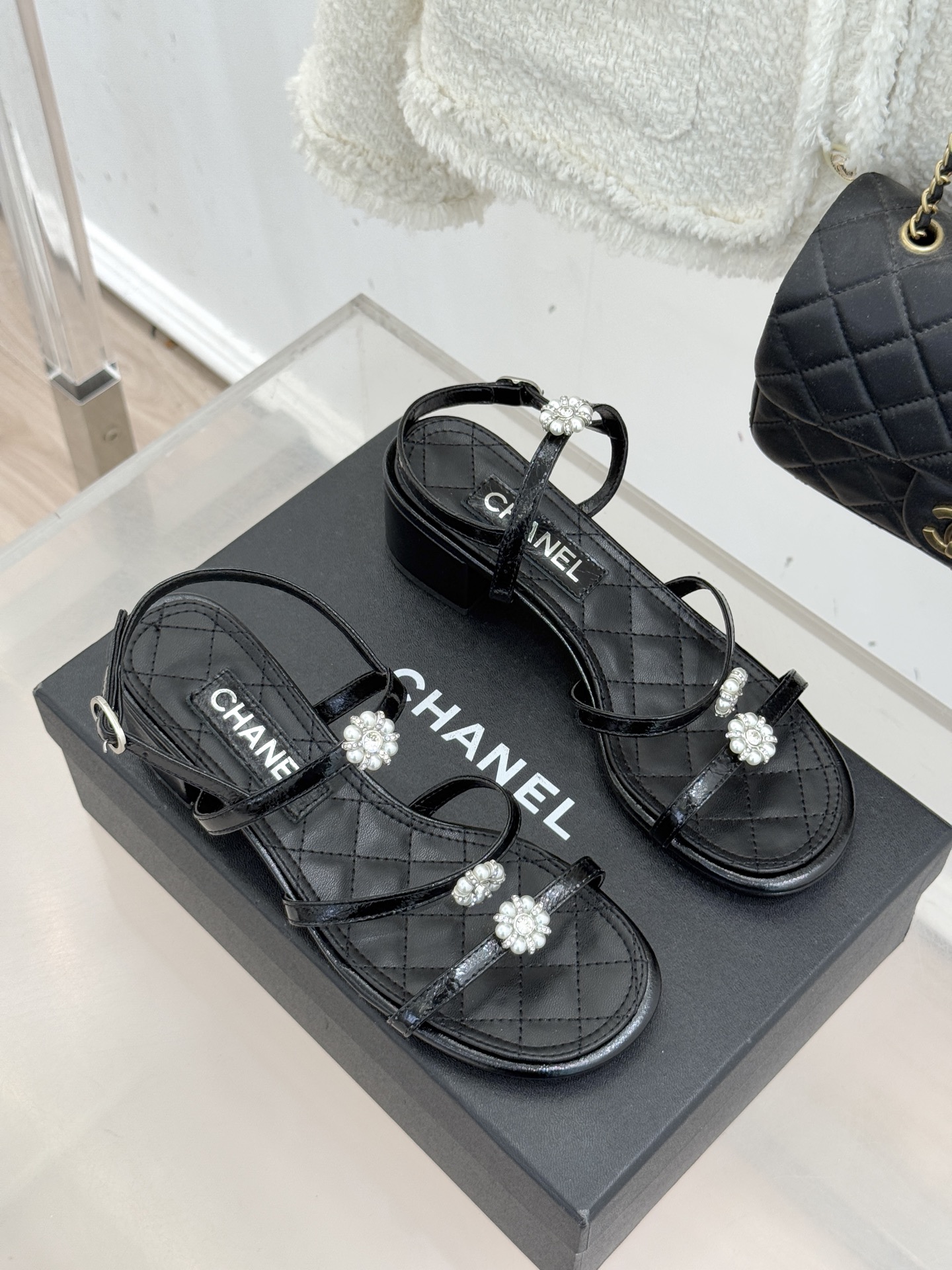 CHANE* ｜小香经典春夏山茶花珍珠粗跟凉鞋！ 这一季的凉鞋实在是太好看了吧！都是美眉们必不可少的出行