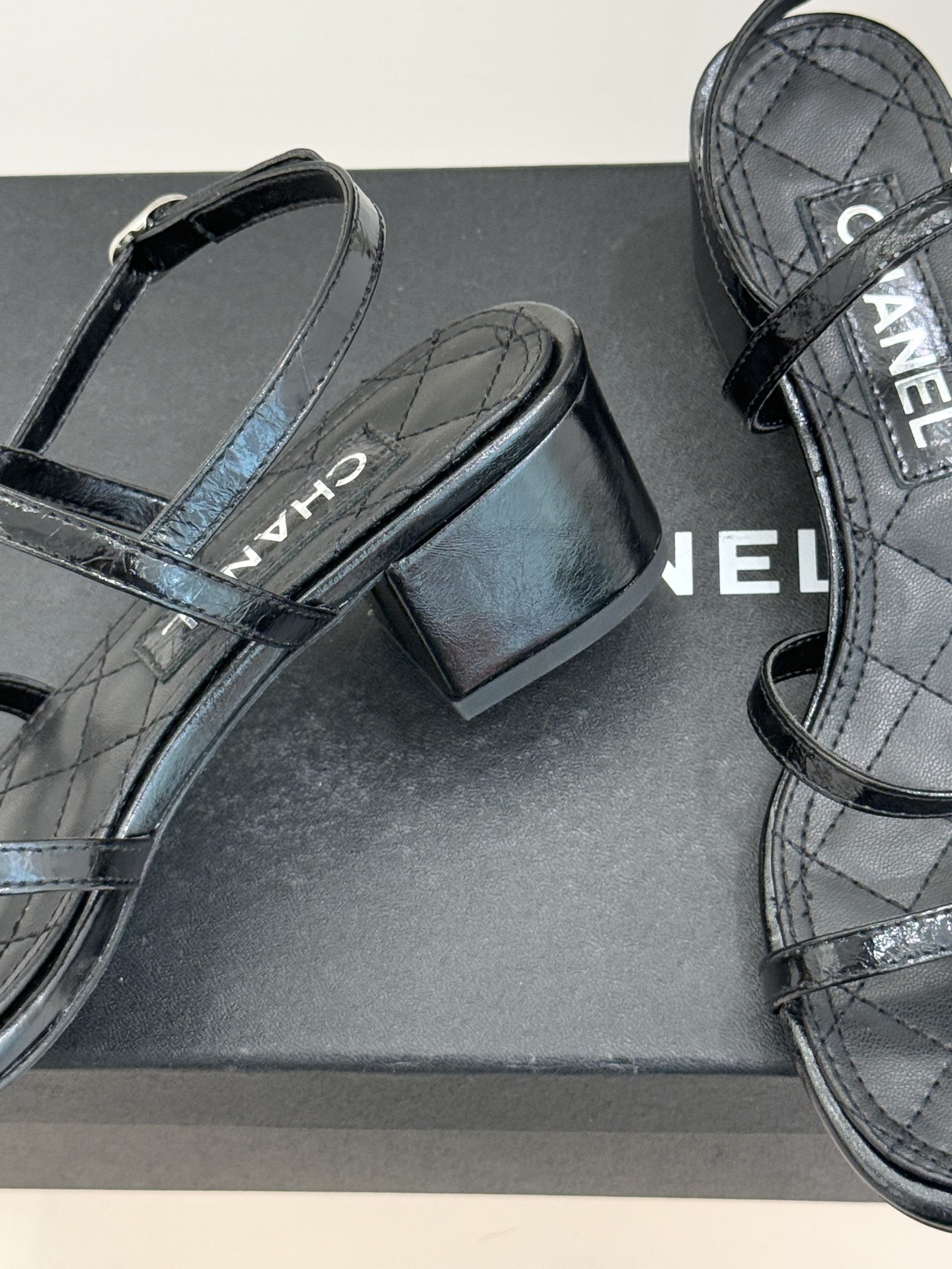 CHANE* ｜小香经典春夏山茶花珍珠粗跟凉鞋！ 这一季的凉鞋实在是太好看了吧！都是美眉们必不可少的出行