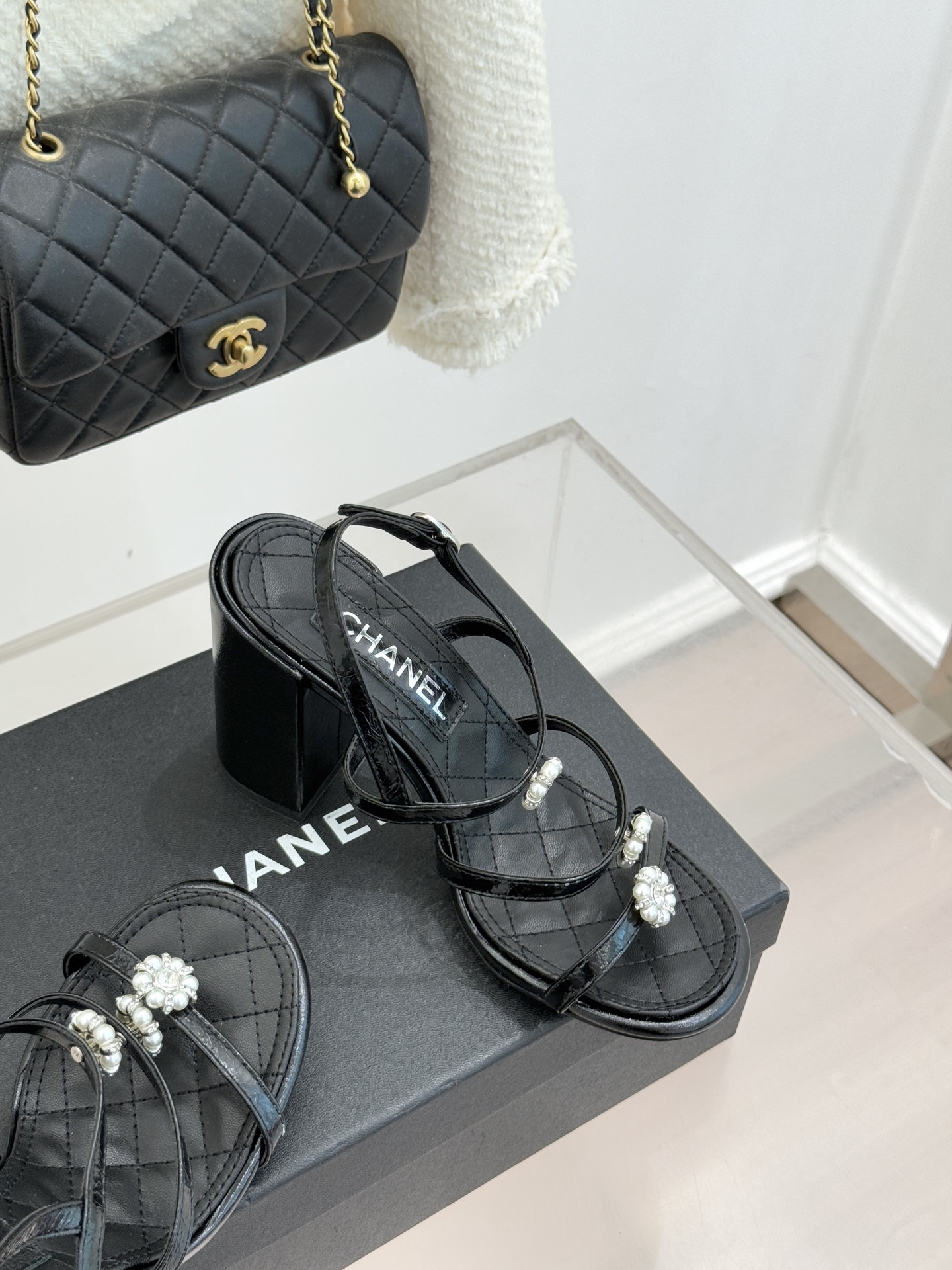 CHANE* ｜小香经典春夏山茶花珍珠粗跟凉鞋！ 这一季的凉鞋实在是太好看了吧！都是美眉们必不可少的出行