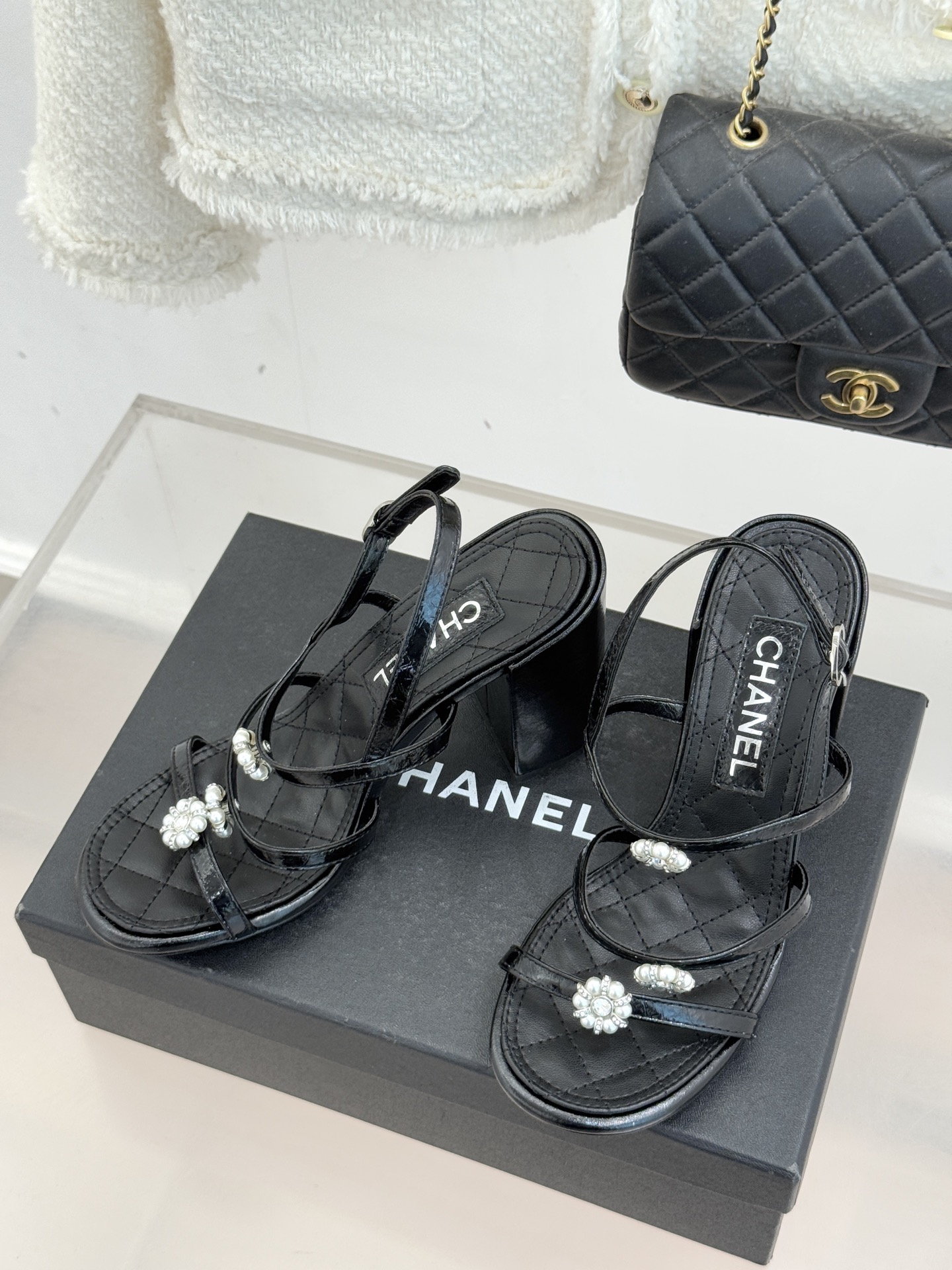 CHANE* ｜小香经典春夏山茶花珍珠粗跟凉鞋！ 这一季的凉鞋实在是太好看了吧！都是美眉们必不可少的出行