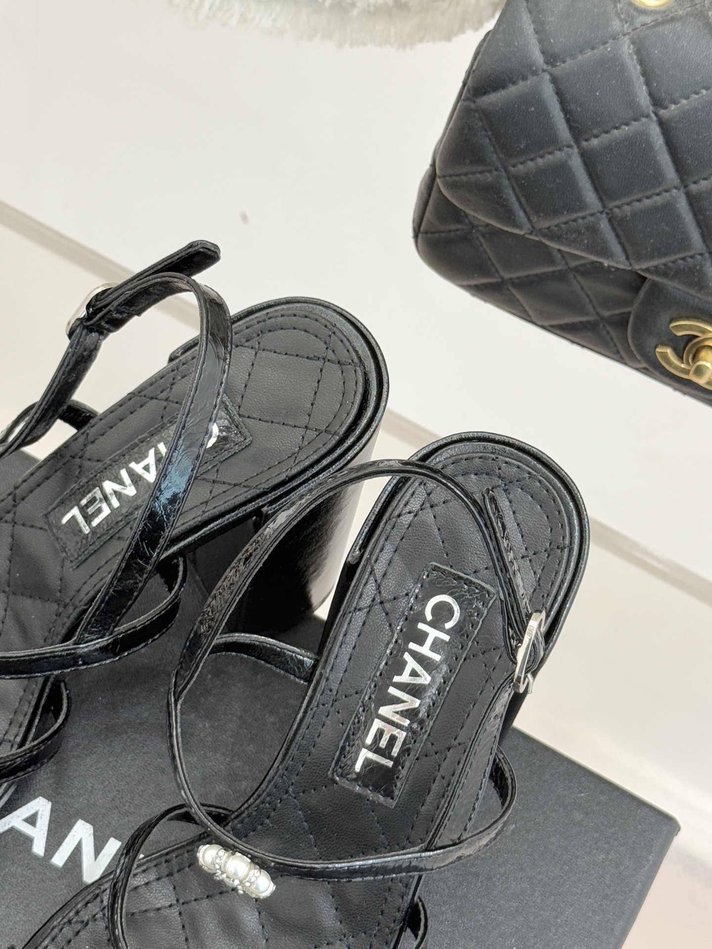 CHANE* ｜小香经典春夏山茶花珍珠粗跟凉鞋！ 这一季的凉鞋实在是太好看了吧！都是美眉们必不可少的出行