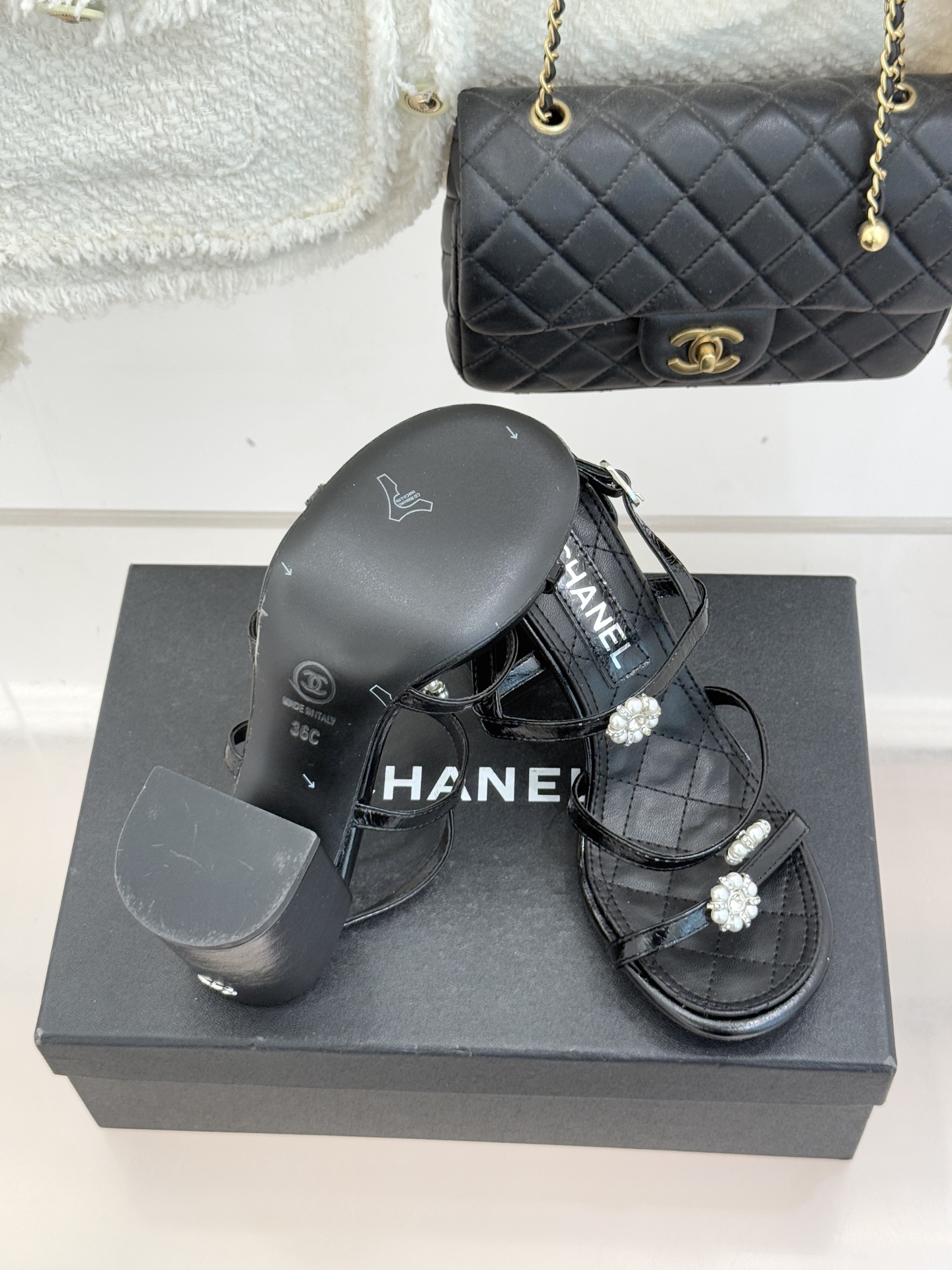 CHANE* ｜小香经典春夏山茶花珍珠粗跟凉鞋！ 这一季的凉鞋实在是太好看了吧！都是美眉们必不可少的出行