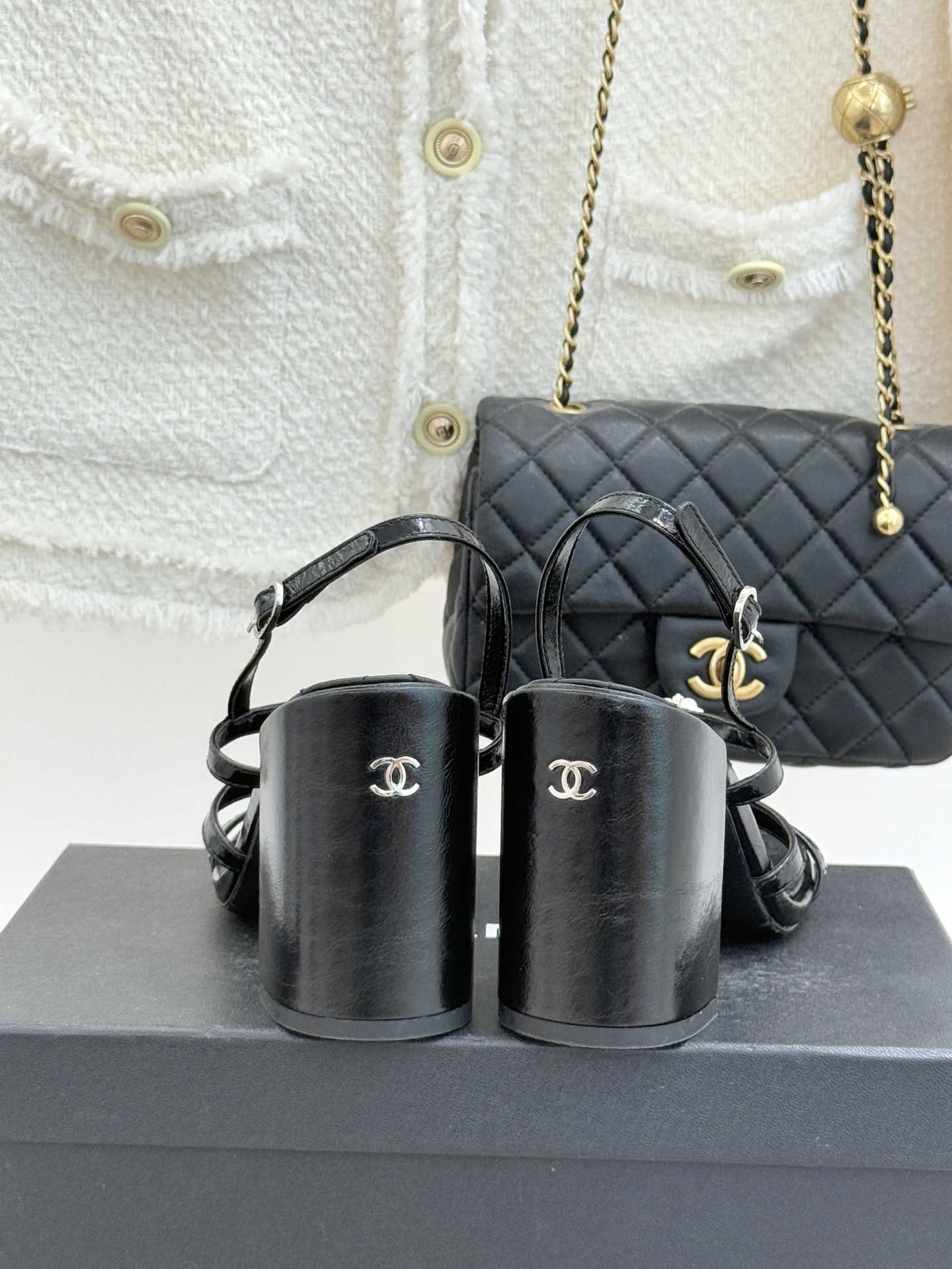 CHANE* ｜小香经典春夏山茶花珍珠粗跟凉鞋！ 这一季的凉鞋实在是太好看了吧！都是美眉们必不可少的出行