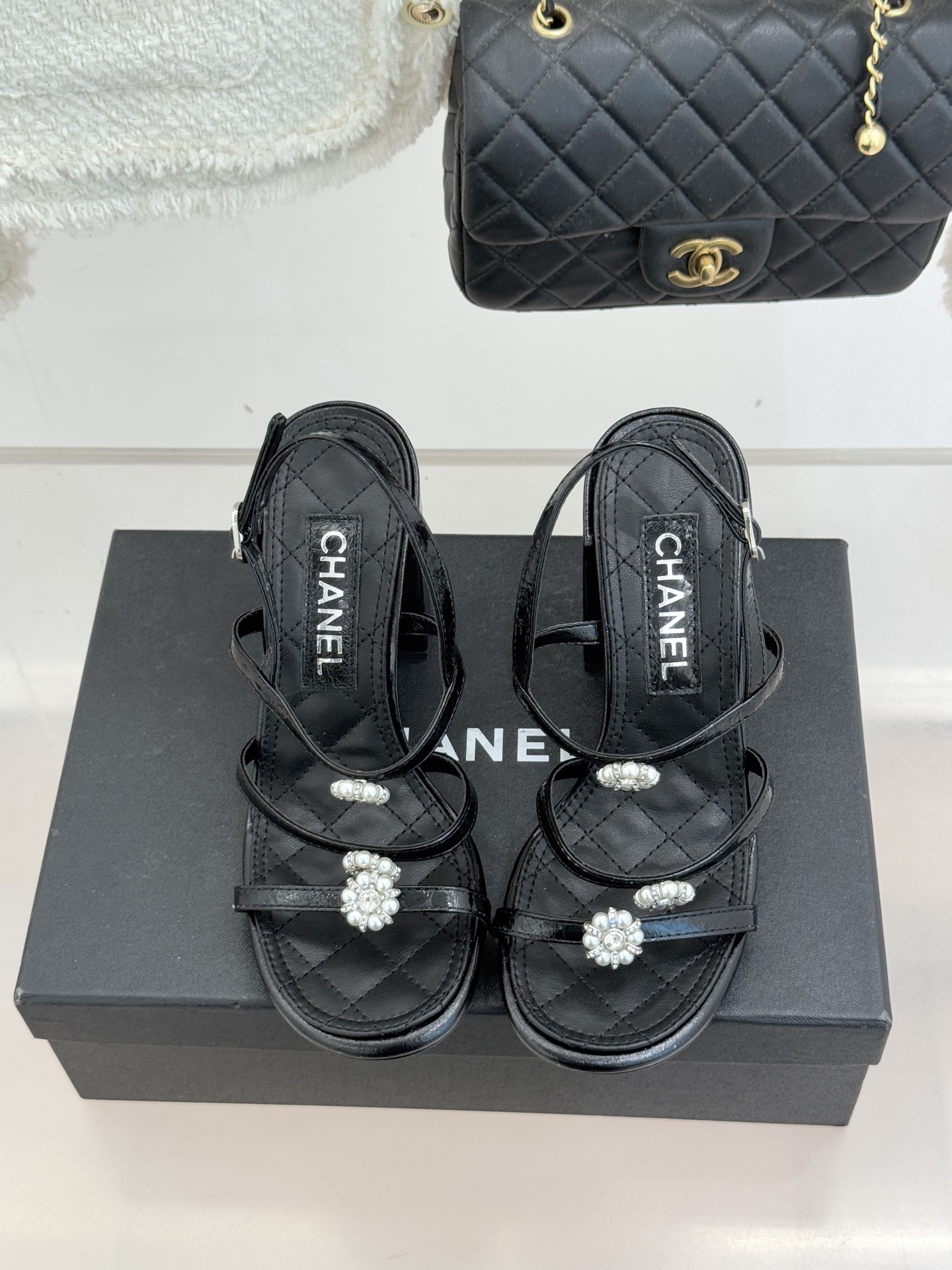 CHANE* ｜小香经典春夏山茶花珍珠粗跟凉鞋！ 这一季的凉鞋实在是太好看了吧！都是美眉们必不可少的出行