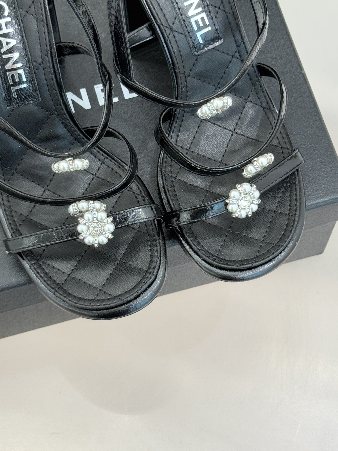 CHANE* ｜小香经典春夏山茶花珍珠粗跟凉鞋！ 这一季的凉鞋实在是太好看了吧！都是美眉们必不可少的出行