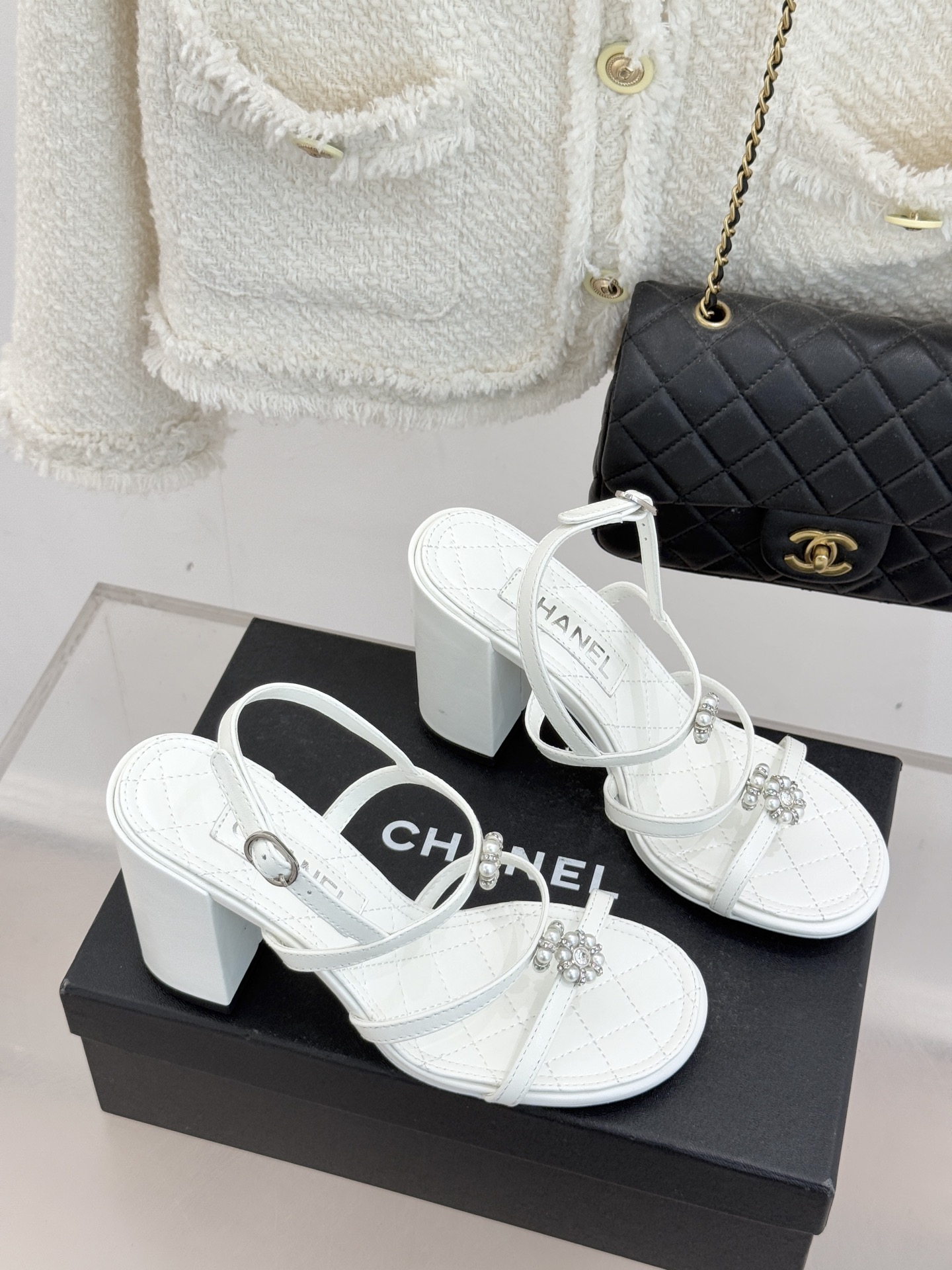 CHANE* ｜小香经典春夏山茶花珍珠粗跟凉鞋！ 这一季的凉鞋实在是太好看了吧！都是美眉们必不可少的出行