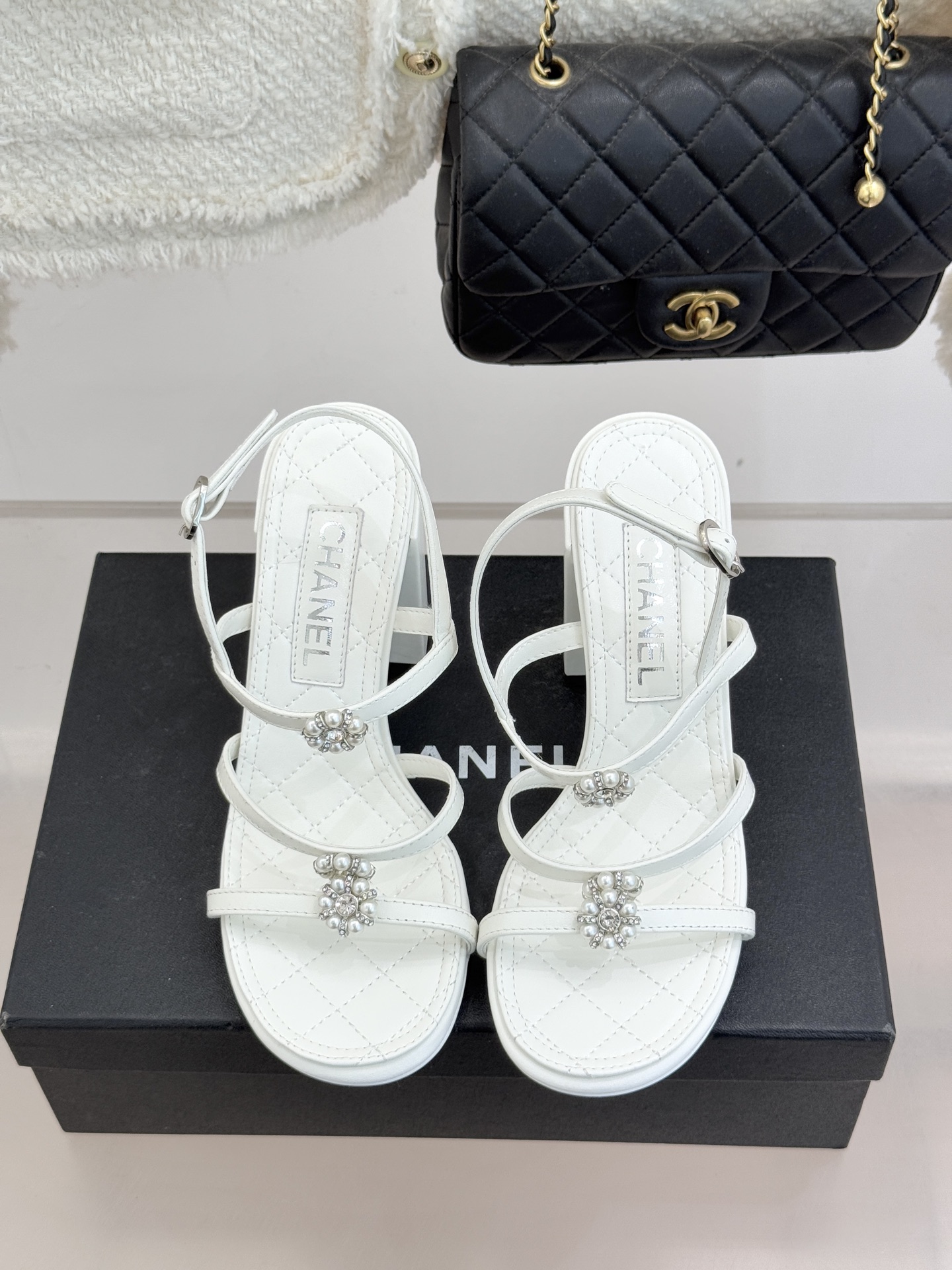 CHANE* ｜小香经典春夏山茶花珍珠粗跟凉鞋！ 这一季的凉鞋实在是太好看了吧！都是美眉们必不可少的出行