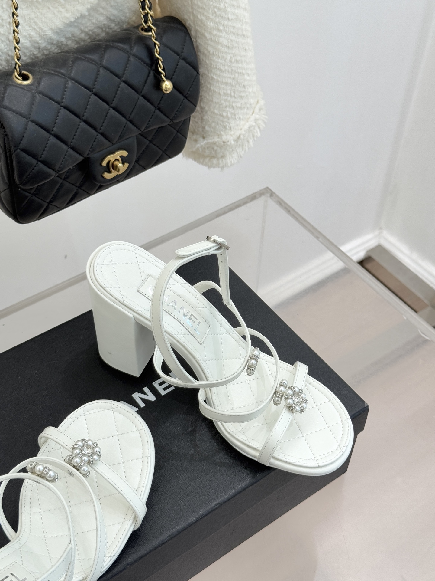 CHANE* ｜小香经典春夏山茶花珍珠粗跟凉鞋！ 这一季的凉鞋实在是太好看了吧！都是美眉们必不可少的出行