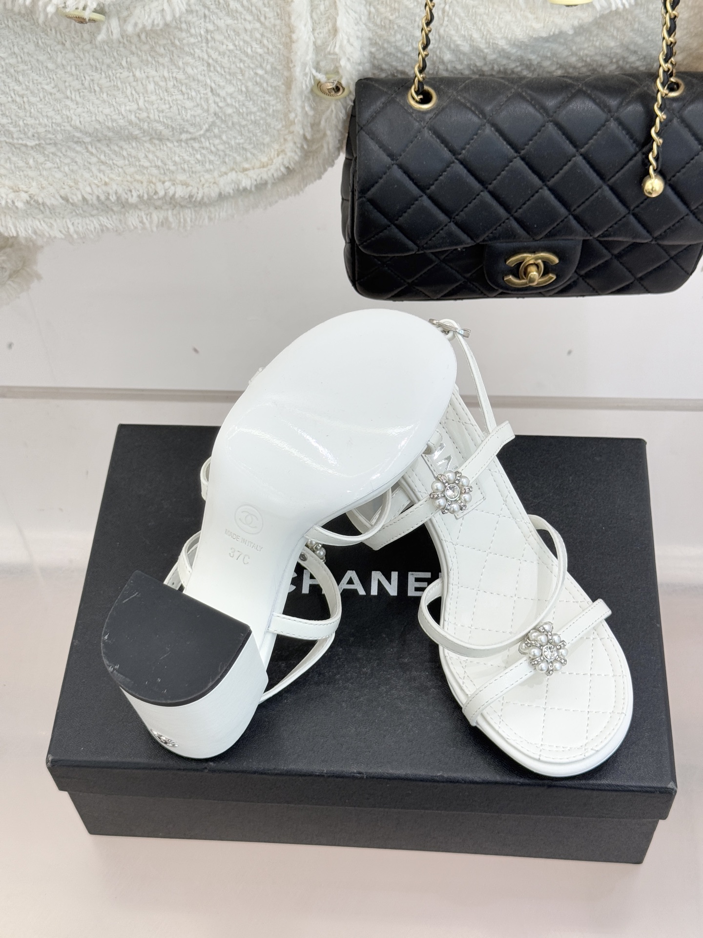 CHANE* ｜小香经典春夏山茶花珍珠粗跟凉鞋！ 这一季的凉鞋实在是太好看了吧！都是美眉们必不可少的出行