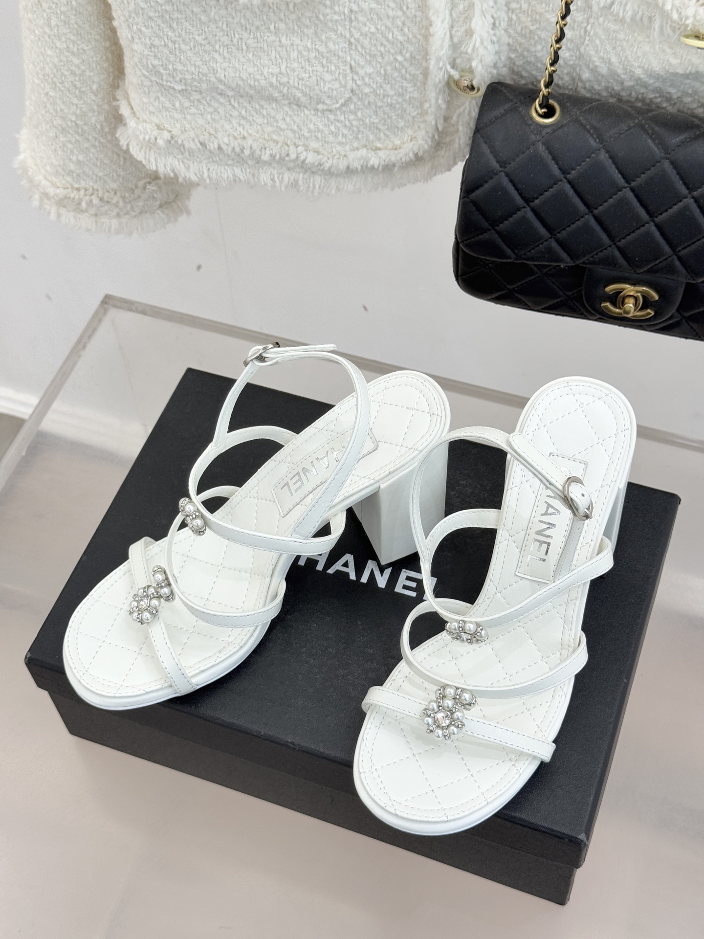 CHANE* ｜小香经典春夏山茶花珍珠粗跟凉鞋！ 这一季的凉鞋实在是太好看了吧！都是美眉们必不可少的出行