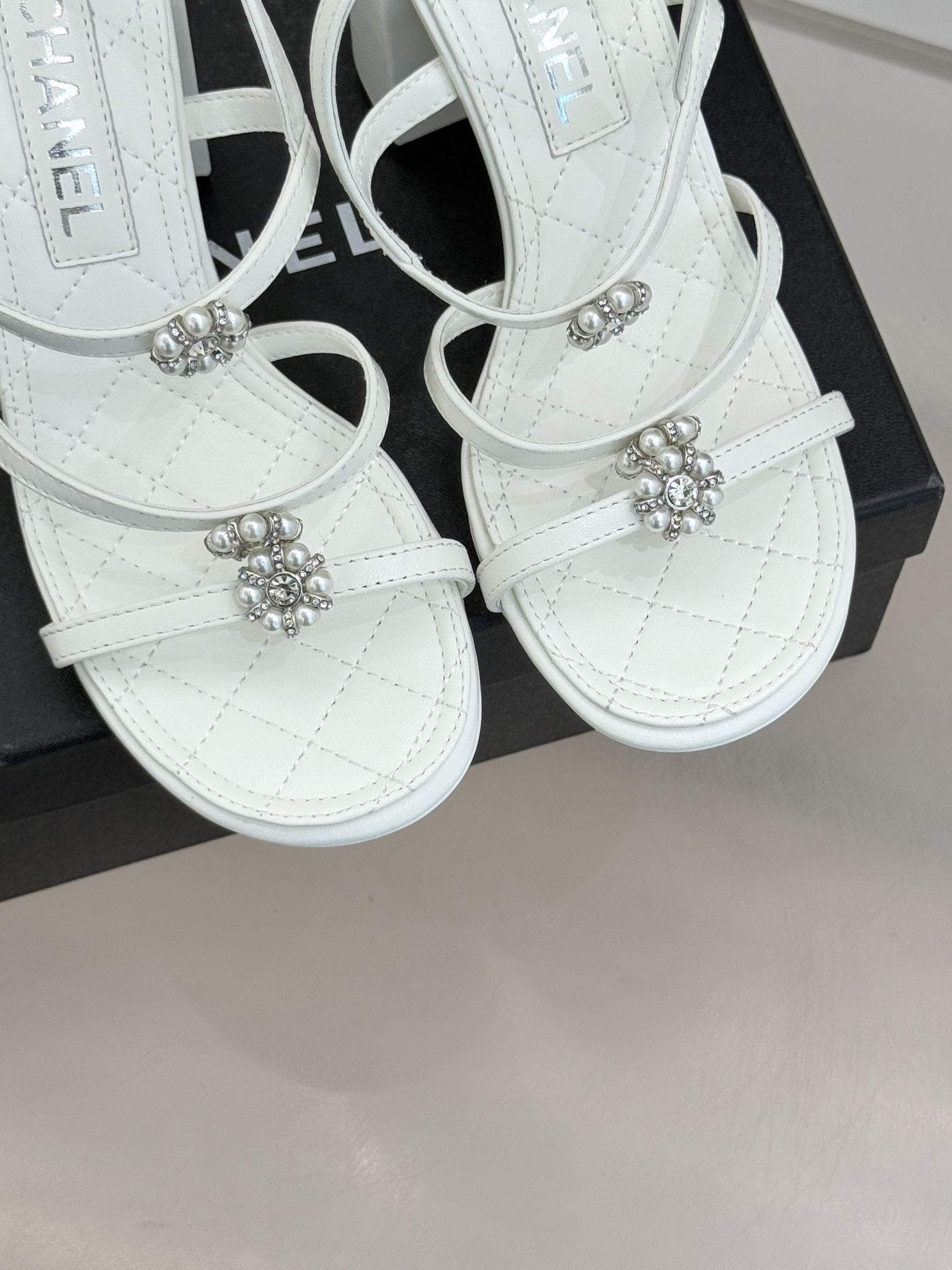 CHANE* ｜小香经典春夏山茶花珍珠粗跟凉鞋！ 这一季的凉鞋实在是太好看了吧！都是美眉们必不可少的出行