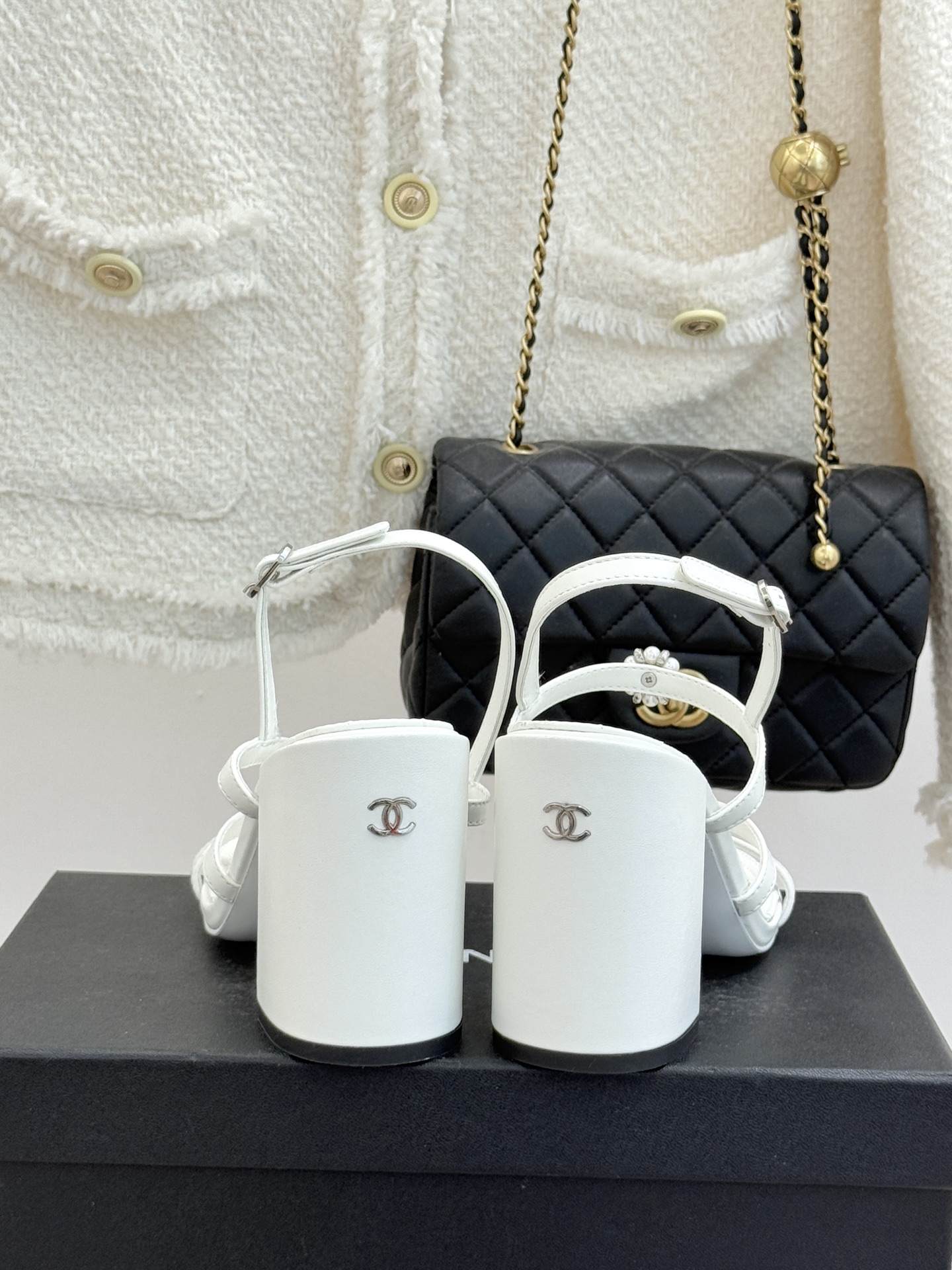 CHANE* ｜小香经典春夏山茶花珍珠粗跟凉鞋！ 这一季的凉鞋实在是太好看了吧！都是美眉们必不可少的出行