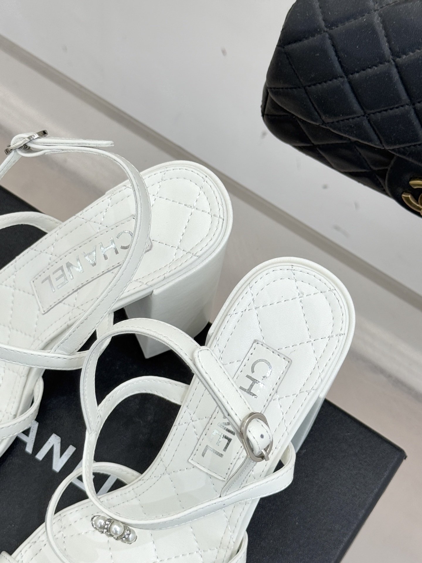 CHANE* ｜小香经典春夏山茶花珍珠粗跟凉鞋！ 这一季的凉鞋实在是太好看了吧！都是美眉们必不可少的出行