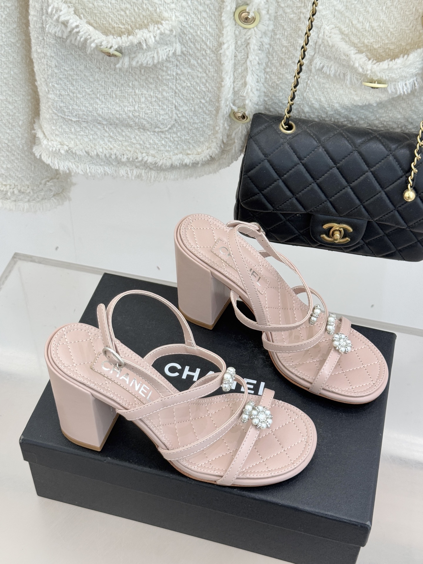 CHANE* ｜小香经典春夏山茶花珍珠粗跟凉鞋！ 这一季的凉鞋实在是太好看了吧！都是美眉们必不可少的出行