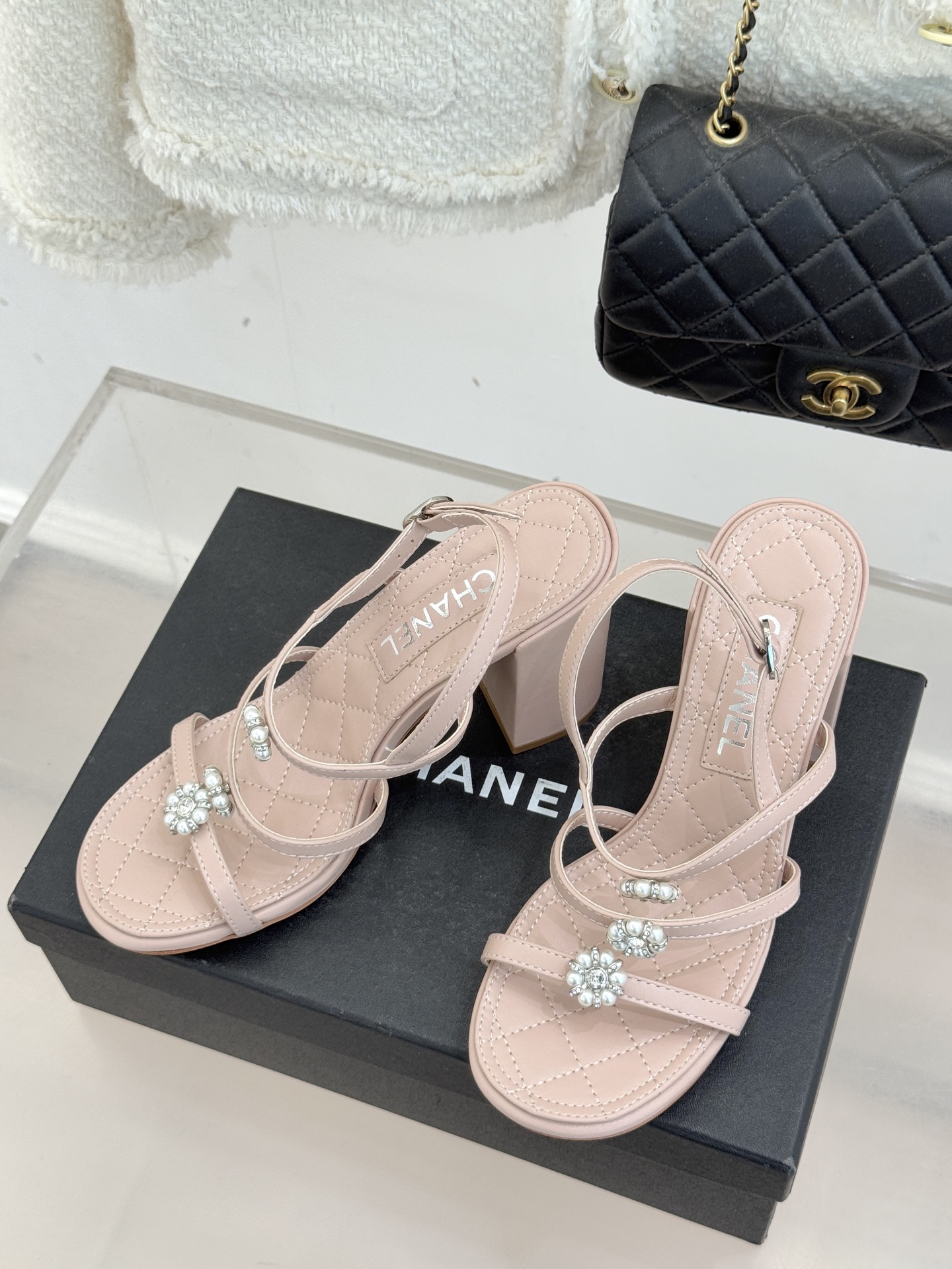 CHANE* ｜小香经典春夏山茶花珍珠粗跟凉鞋！ 这一季的凉鞋实在是太好看了吧！都是美眉们必不可少的出行
