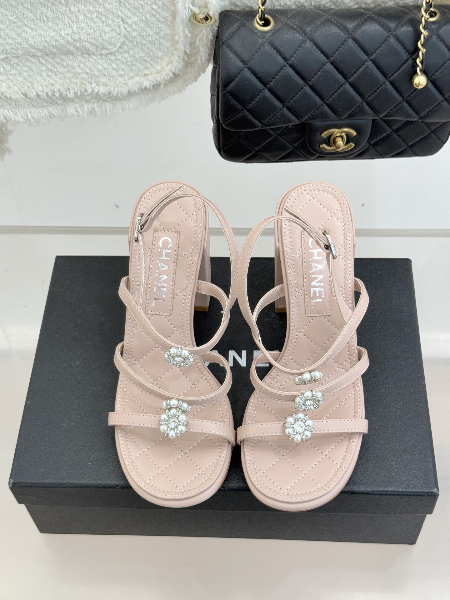 CHANE* ｜小香经典春夏山茶花珍珠粗跟凉鞋！ 这一季的凉鞋实在是太好看了吧！都是美眉们必不可少的出行
