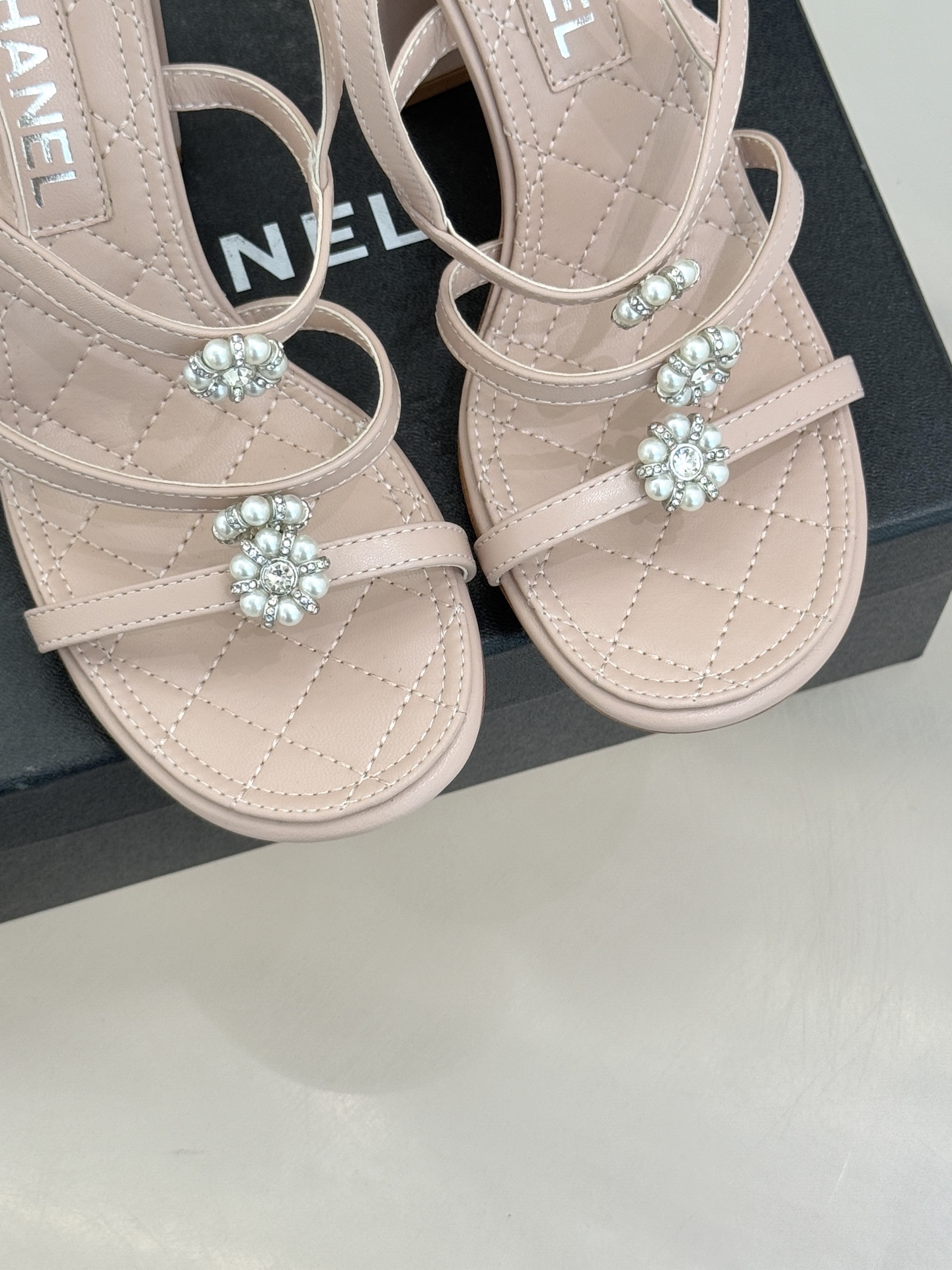 CHANE* ｜小香经典春夏山茶花珍珠粗跟凉鞋！ 这一季的凉鞋实在是太好看了吧！都是美眉们必不可少的出行
